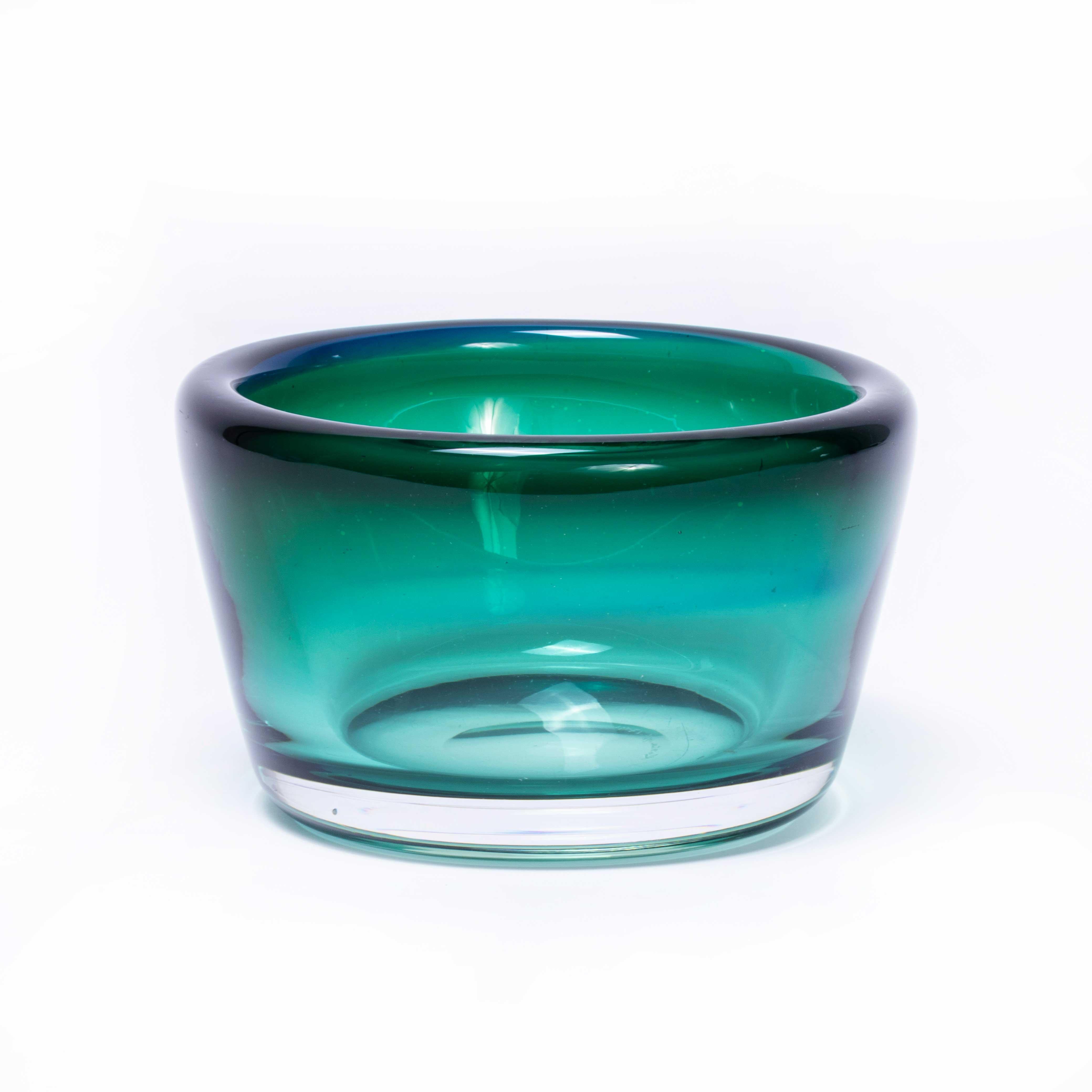 Mid century Kosta Vicke Lindstrand bowl – boda art glass
Mid century Kosta Vicke Lindstrand bowl – boda art glass. Made in Sweden in the Mid Century, stunning vibrant aqua colour with a darker rim around the top. A marvellous creation by the ever