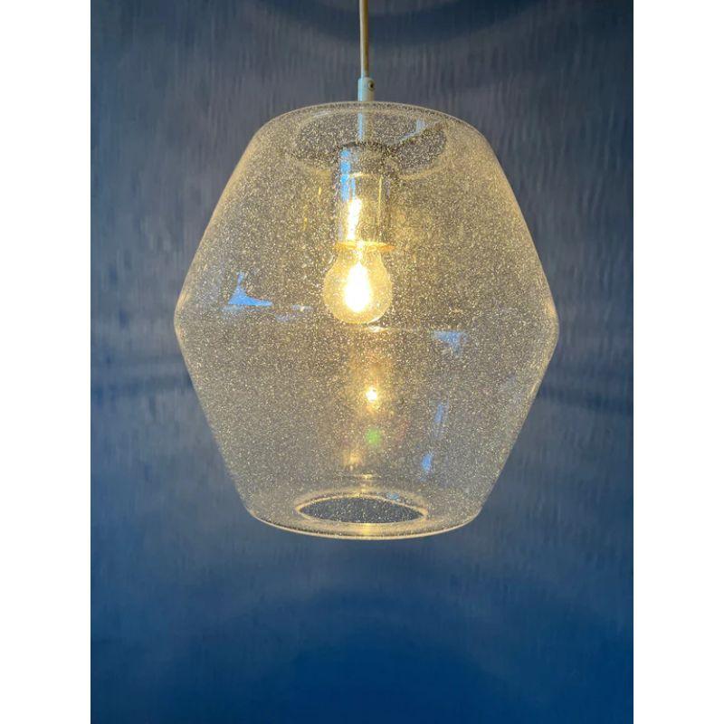 A very rare rare glass pendant by RAAK, model 'Kristall B1217'. This lamp is made of high-quality Venetian glass in a hexagon shape. The christal structure of the glass spreads the light nicely.

Dimensions:
ø Shade: 30 cm
Height Shade: 30