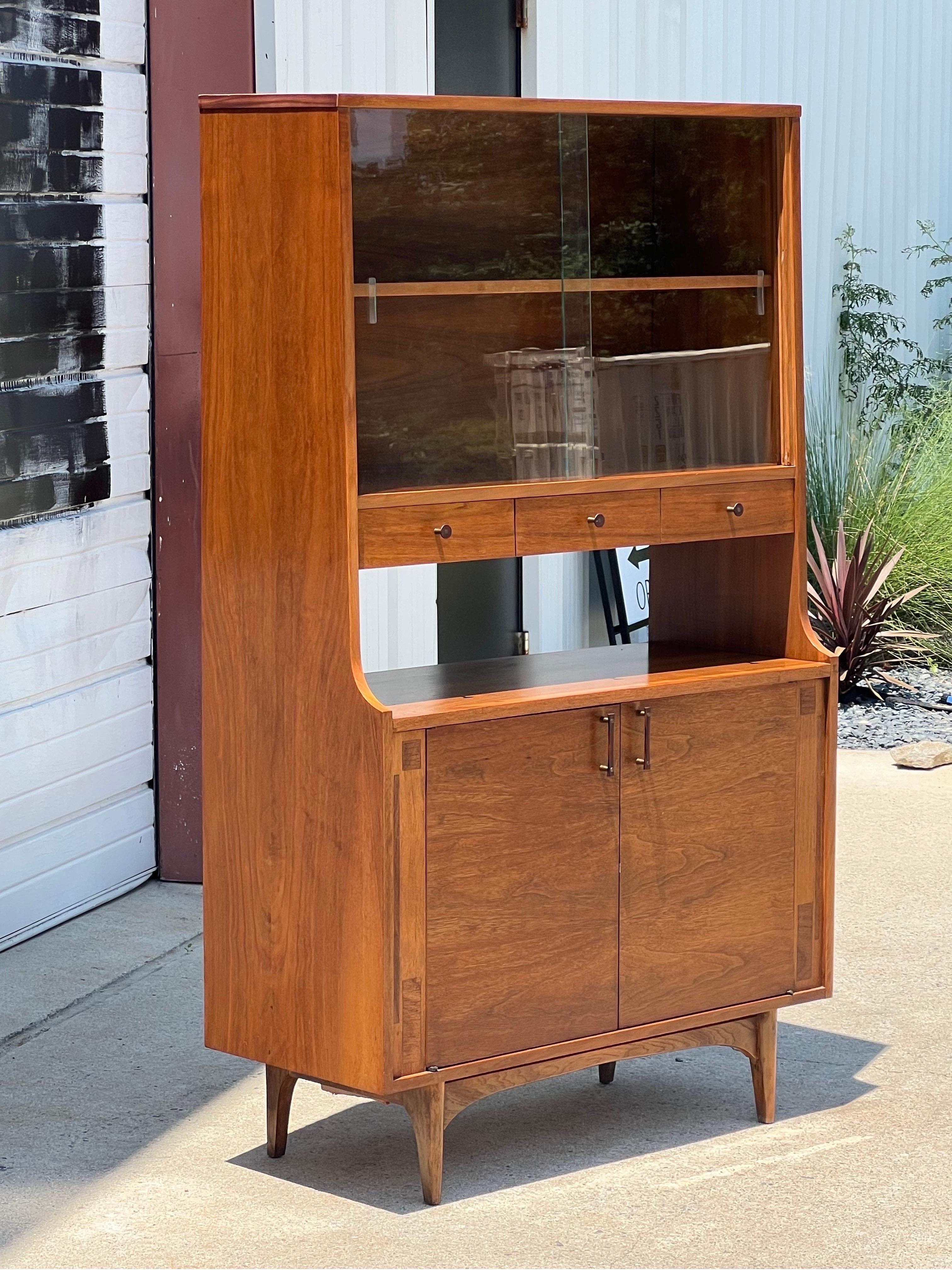 Mid-Century Modern Mid-Century Kroehler China Cabinet