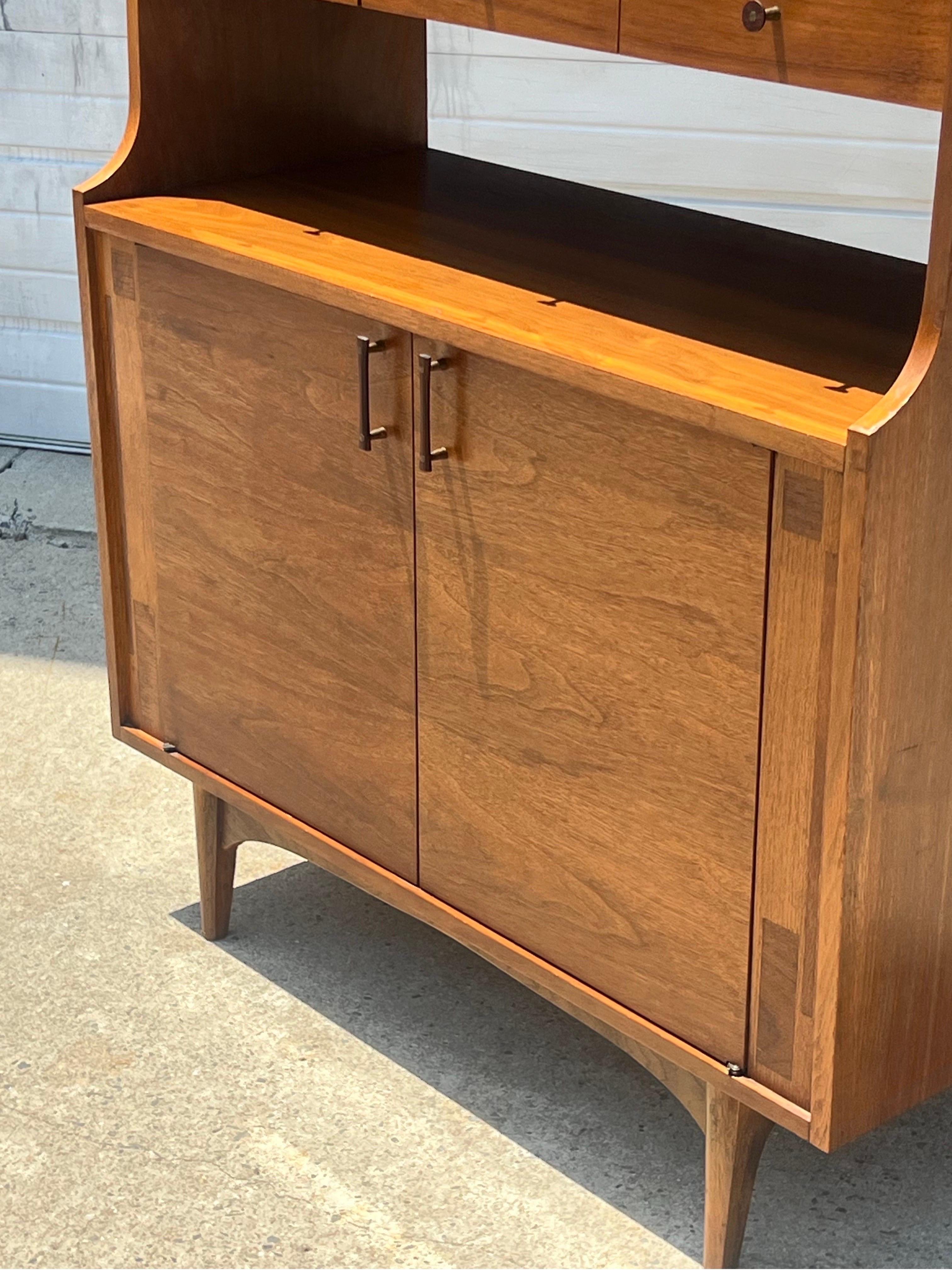 Mid-Century Kroehler China Cabinet In Good Condition In Raleigh, NC