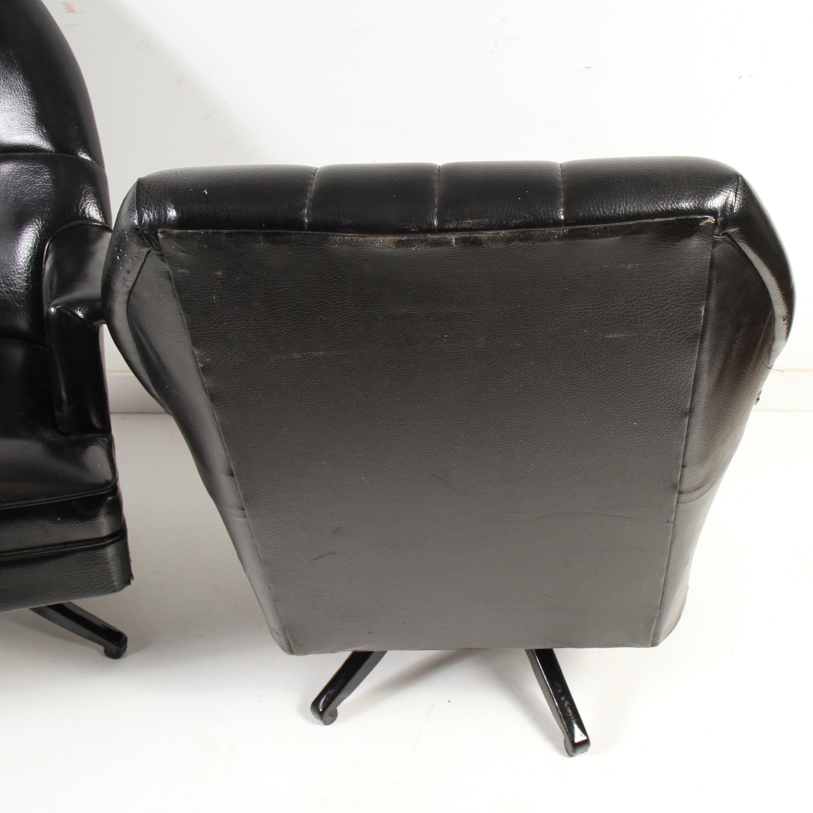 Midcentury Kroehler Naugahyde Swivel Chairs In Good Condition For Sale In New London, CT