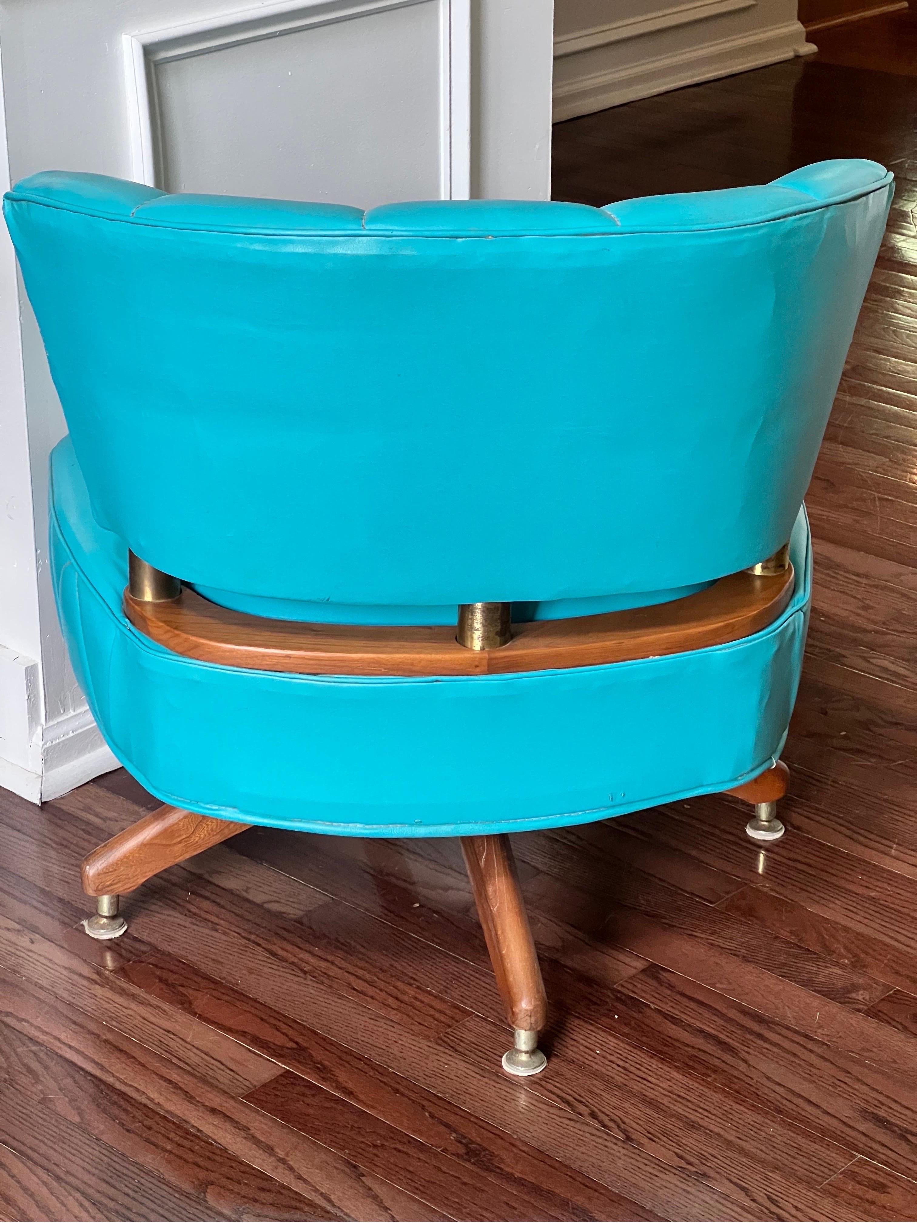 Mid-Century Modern Mid-Century Kroehler Swivel Slipper Chair, 1962 For Sale