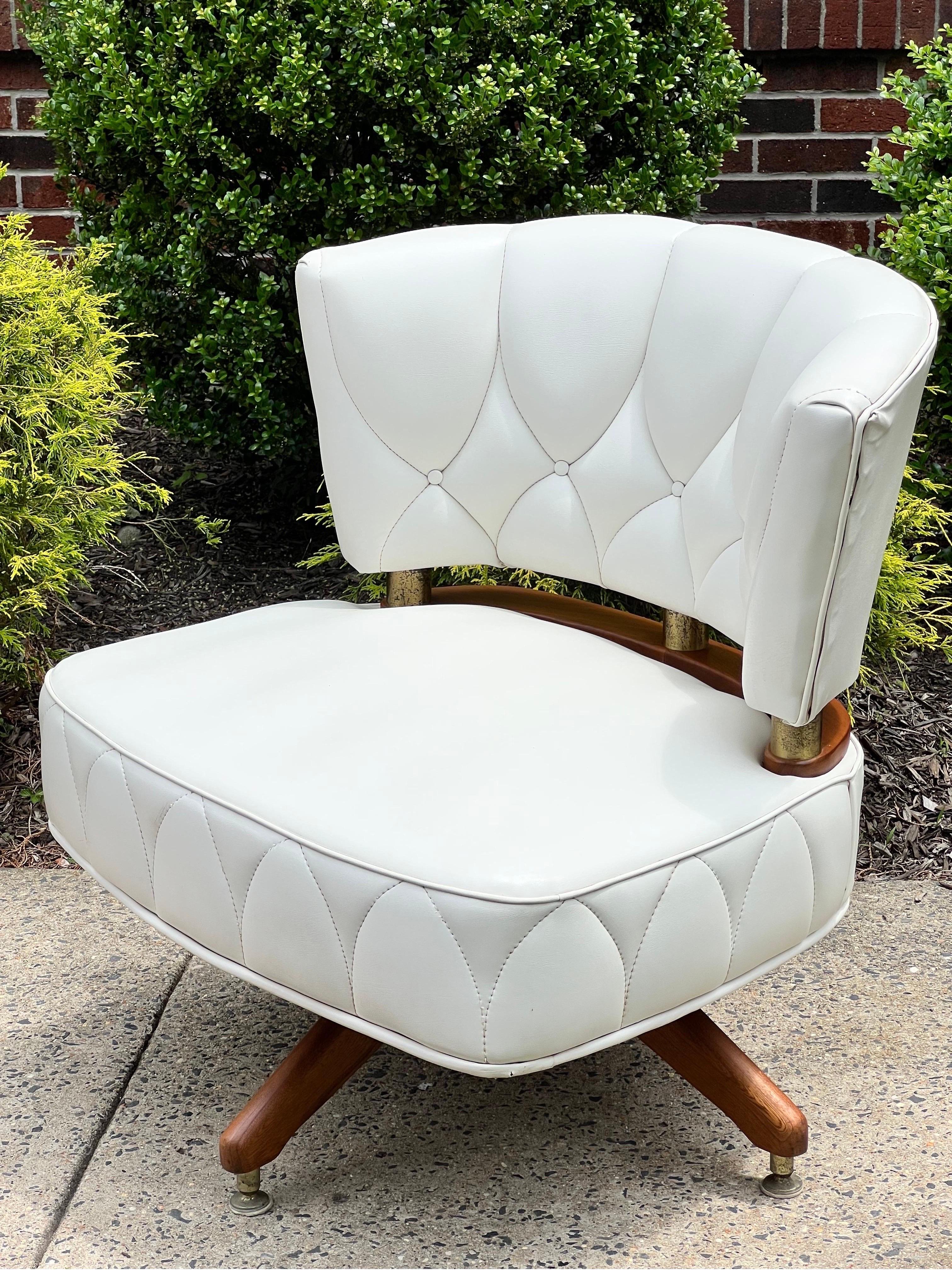 Mid Century Kroehler Swivel Slipper Chair, 1962 In Good Condition For Sale In Doylestown, PA