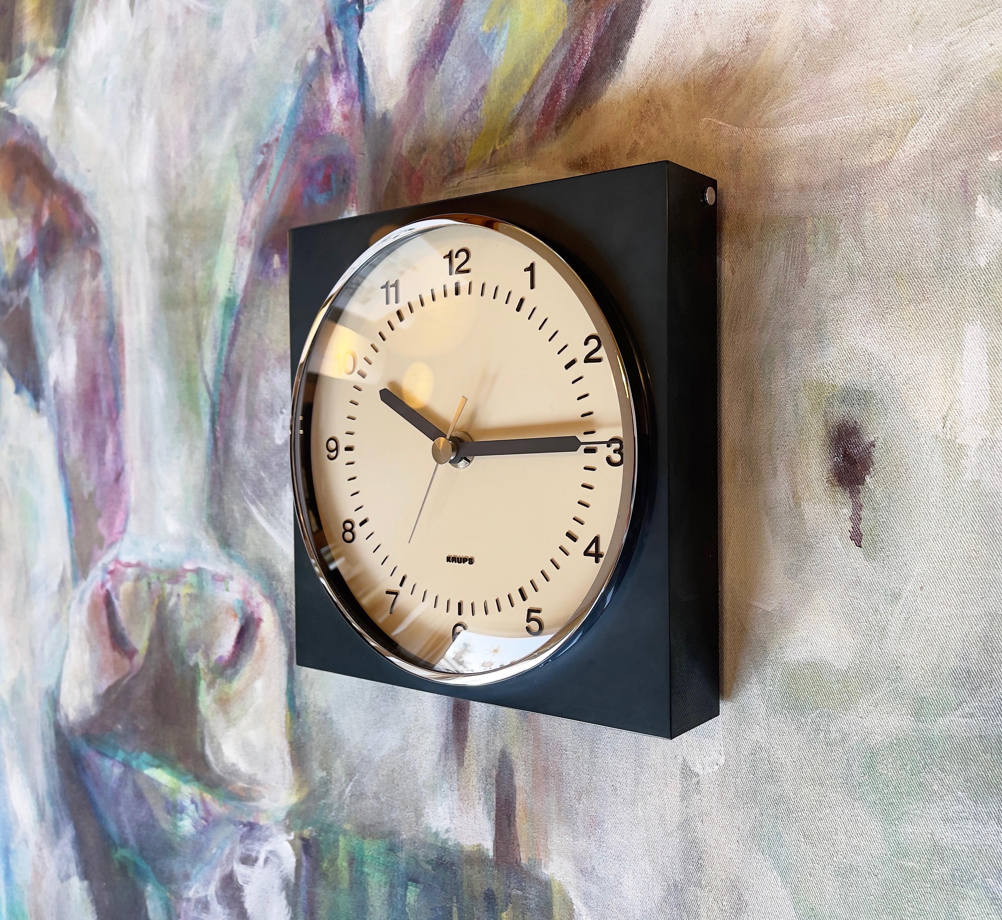 Reloj de pared Krups de mediados de siglo 1970 Azul oscuro y cromo abombado, Alemania Moderno de mediados de siglo en venta