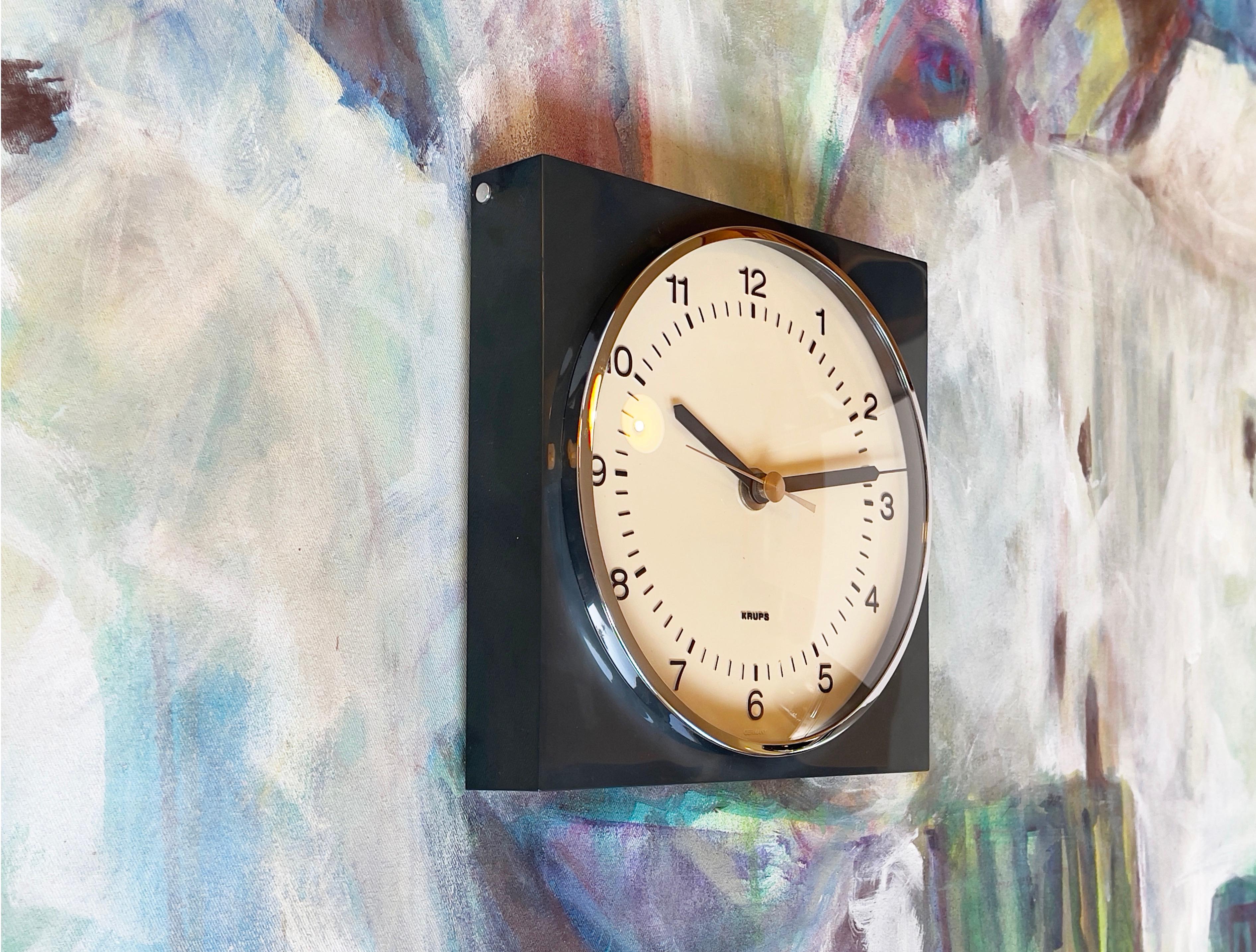 Reloj de pared Krups de mediados de siglo 1970 Azul oscuro y cromo abombado, Alemania Alemán en venta