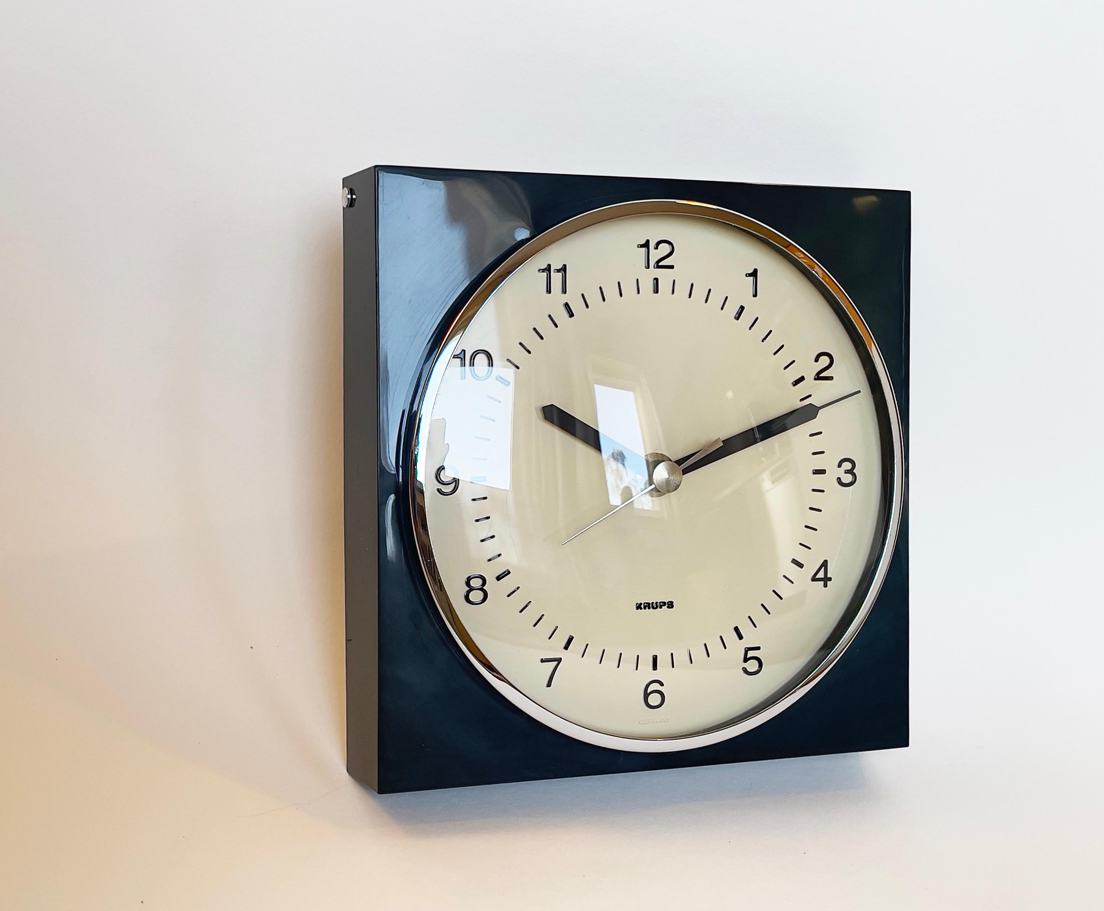 Reloj de pared Krups de mediados de siglo 1970 Azul oscuro y cromo abombado, Alemania Hecho a máquina en venta