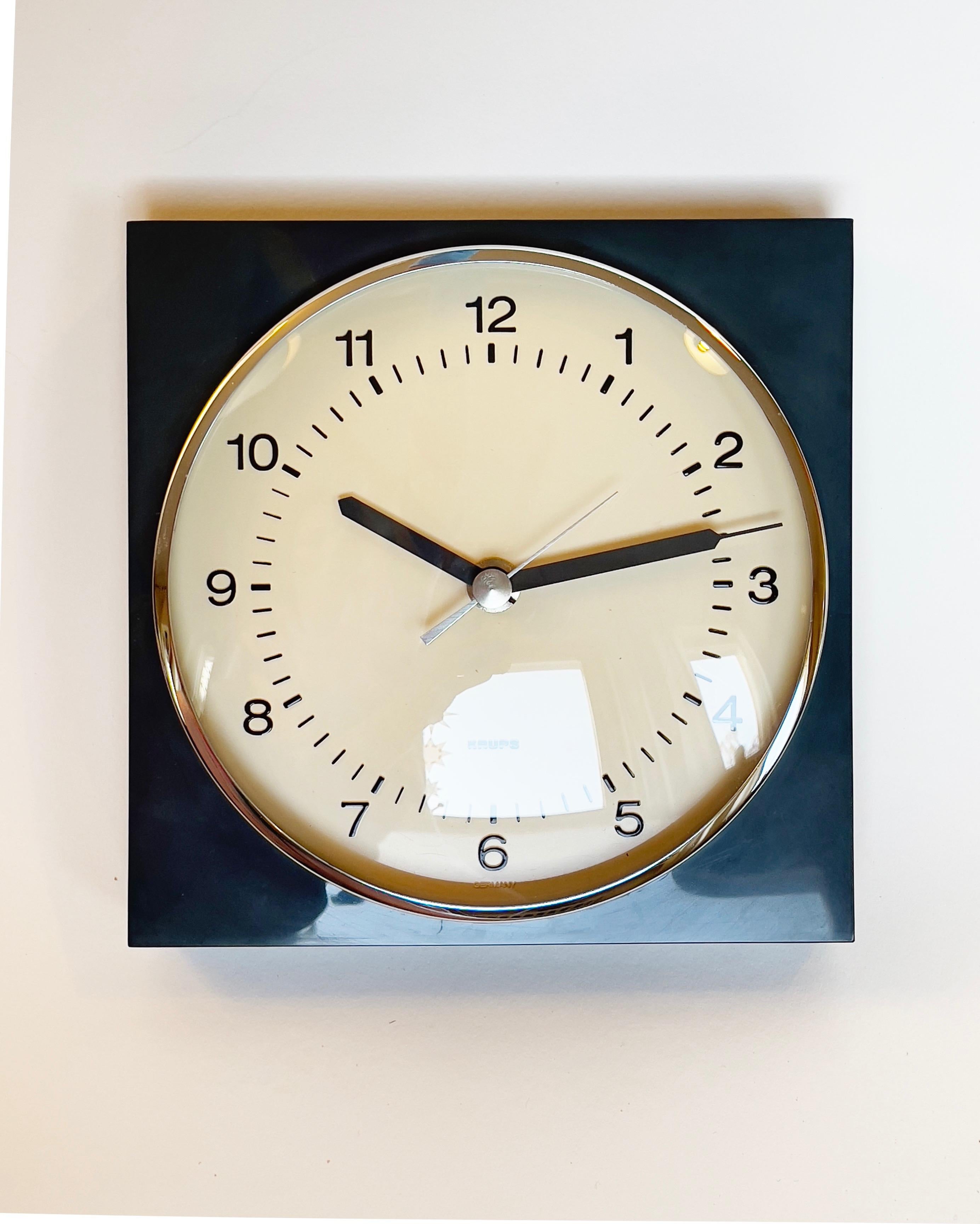 Reloj de pared Krups de mediados de siglo 1970 Azul oscuro y cromo abombado, Alemania siglo XX en venta