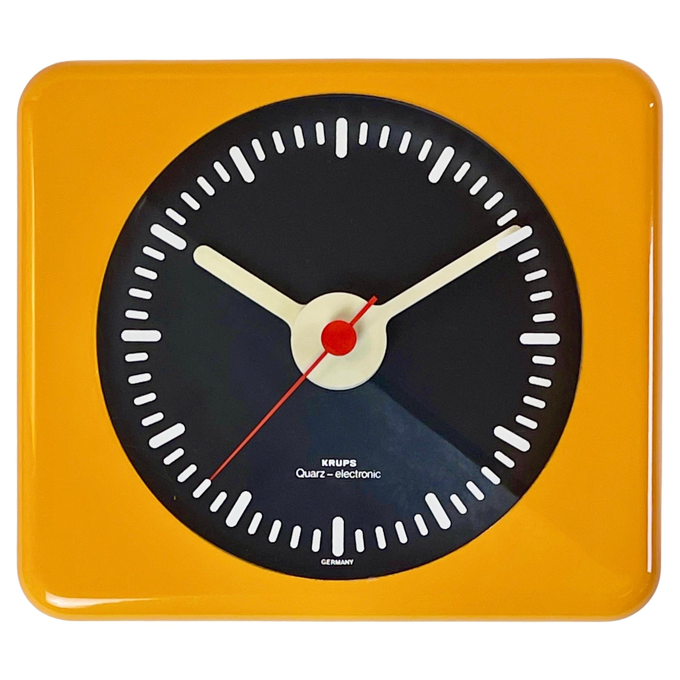 Absolutely fantastic colours & design by the star of German mid- and late century design, KRUPS.
Made in the late 60s, early 70s.
Here a juicy bright orange wall clock, with black dial, white 'numbers' & pointers, shaped round!
Beautiful also the
