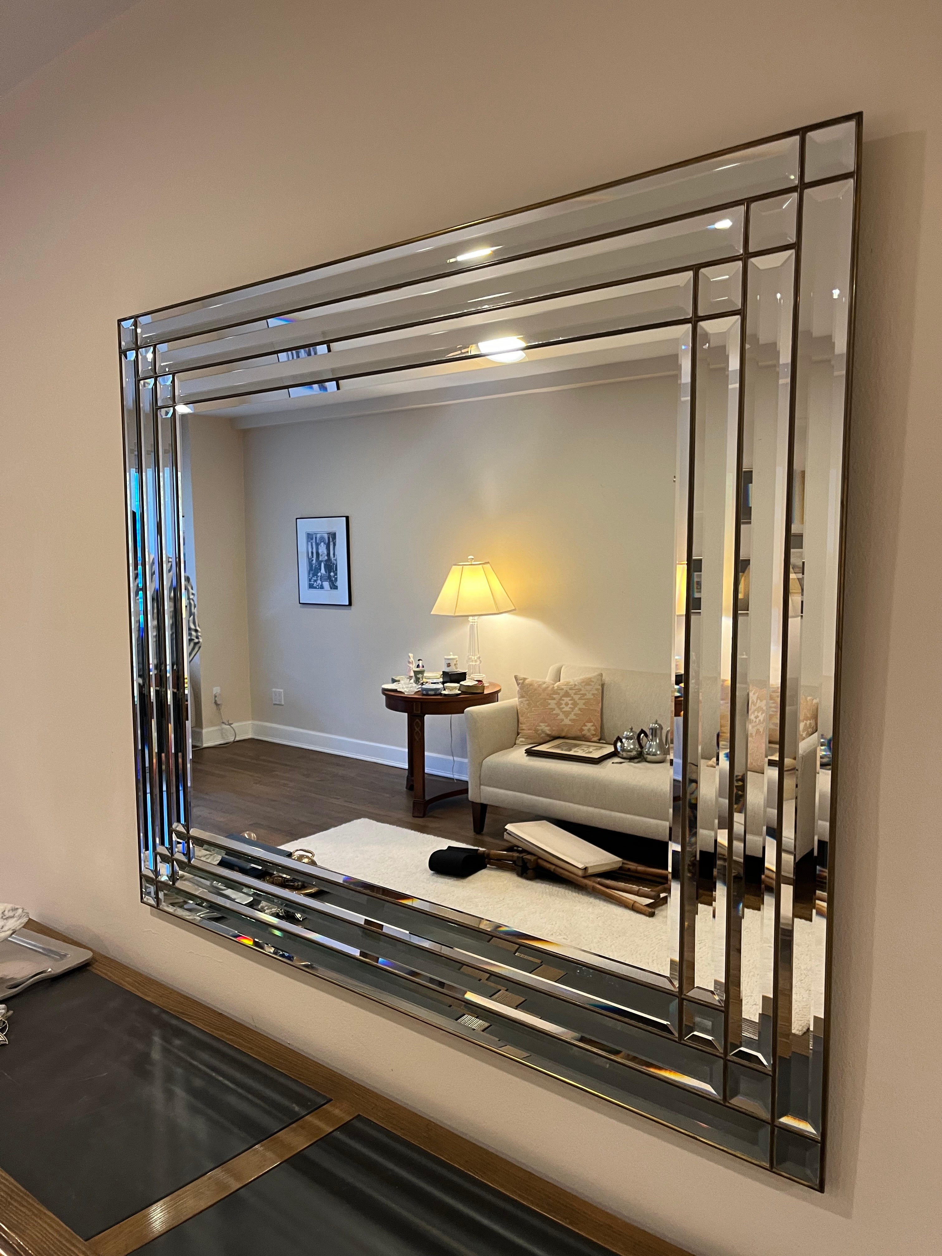 Superbe miroir biseauté de Labarge avec garniture en bronze.
En bordure de route vers NYC/Philly $500