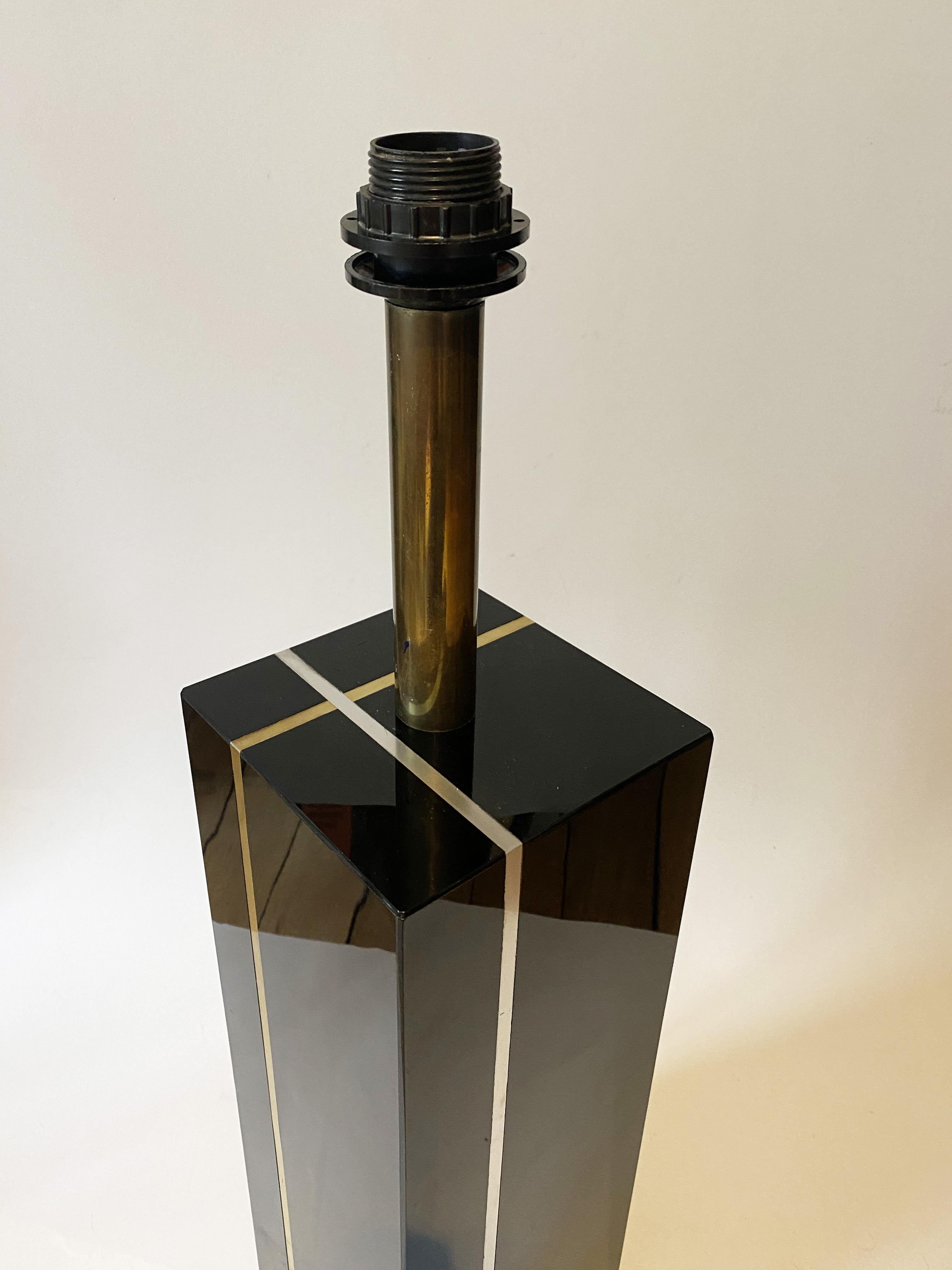 Mid-century Regency Table Lamp in Black Altuglas, Brass and Chrome, in the style of Willy Rizzo, 1970s.
Good condition

Total height: 80 cm
Base height: 46 cm