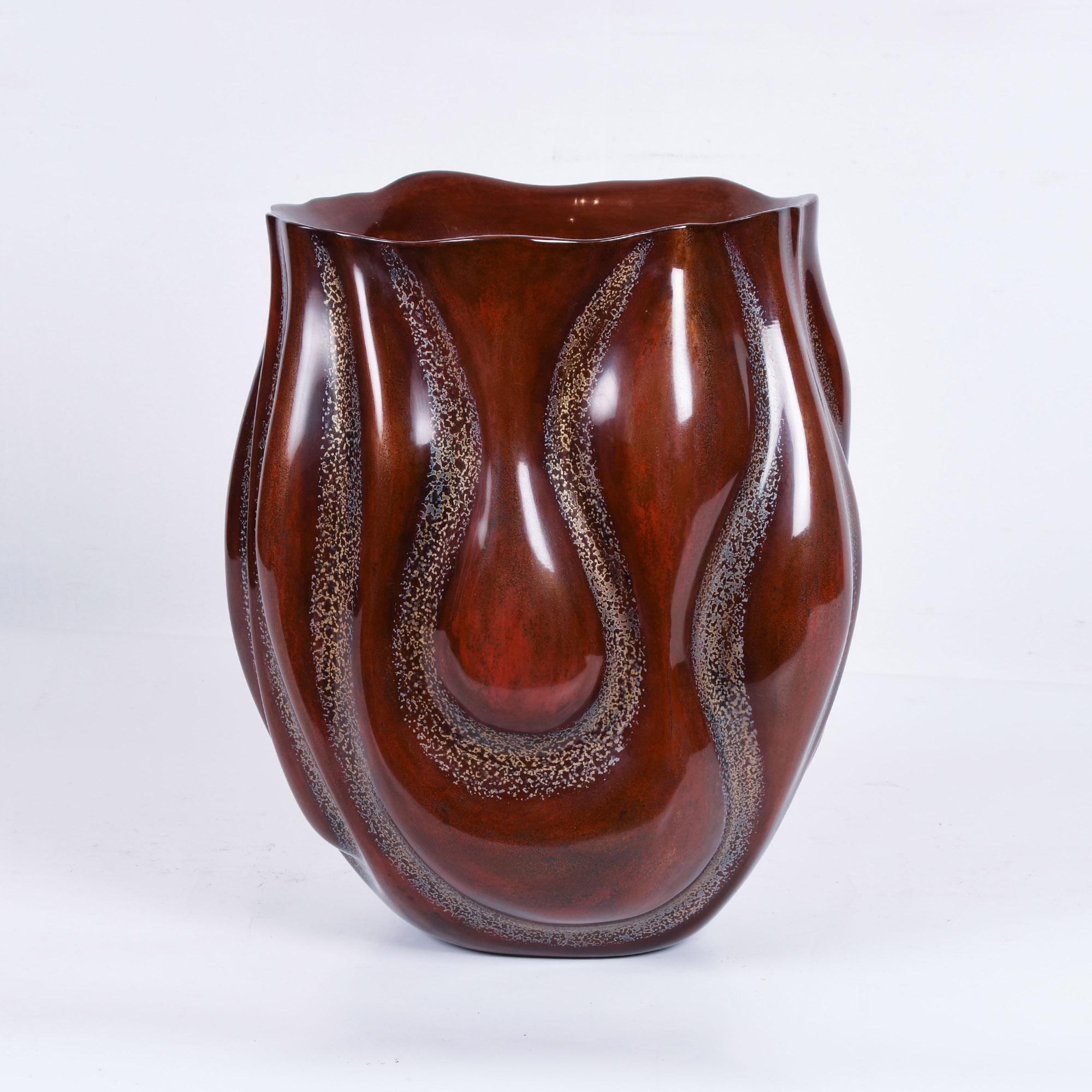 An exhibition quality dry lacquered ikebana flower vase by Masayo Koiwa. This highly unusual organically shaped vase has a sculptural feel, it sensual curves are hand-carved and lacquered with a masterful and highly decorative finish that makes this