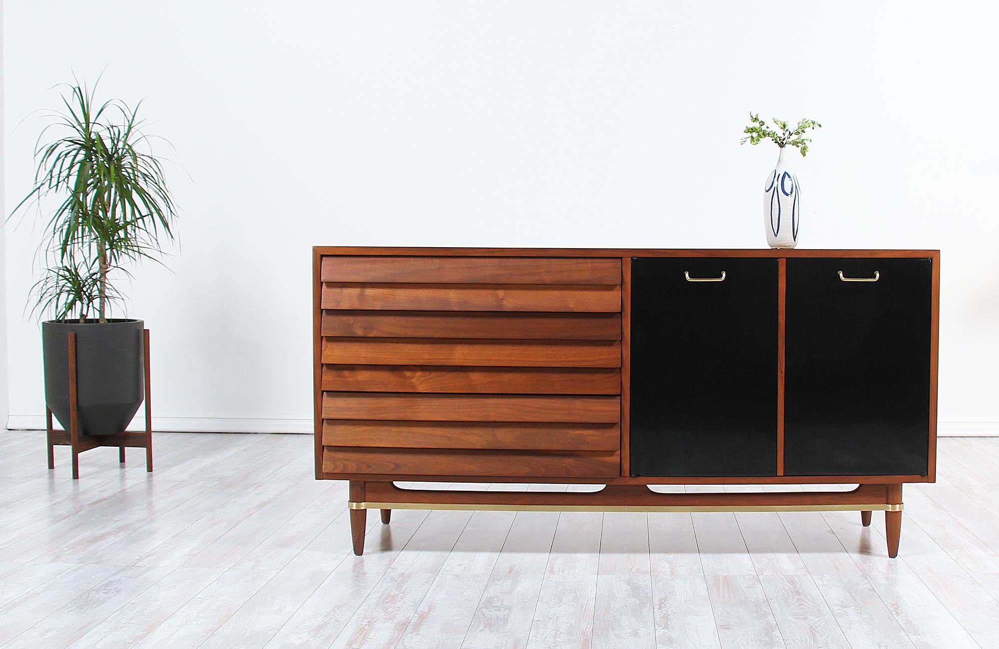 Beautiful modern dresser designed by Merton Gershun for American of Martinsville in the United States, circa 1950s. This elegant dresser was designed to be part of Gershun’s ‘Dania’ collection for Martinsville featuring a sleek and solid walnut case