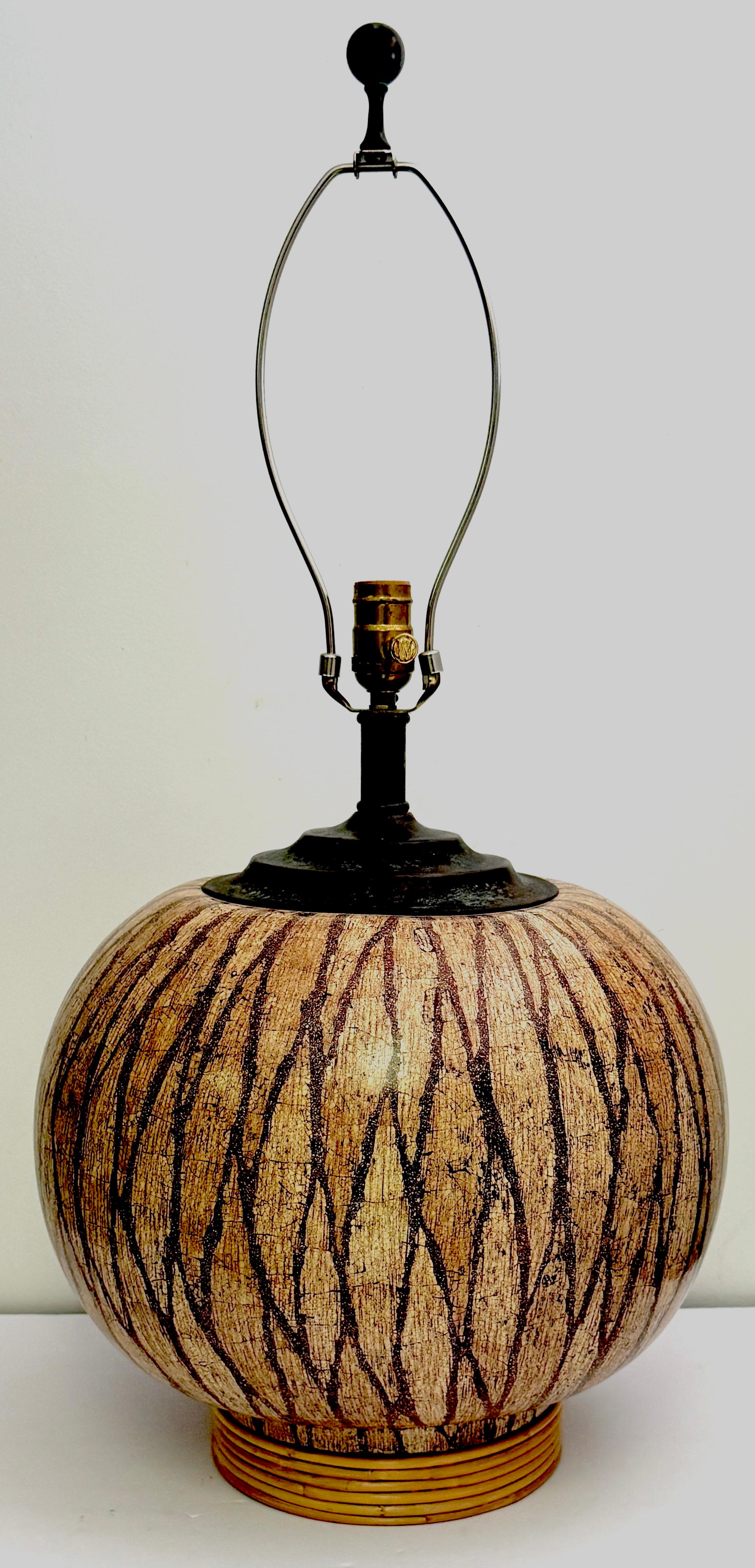 Mid-Century Modern Lacquered Coconut Shell Inlay Gourd-Form Table Lamp on Rattan Base, Mid-20th Century

A beautifully handcrafted gourd-form table lamp featuring an intricate surface of lacquered coconut shell inlay, arranged in a rhythmic vertical