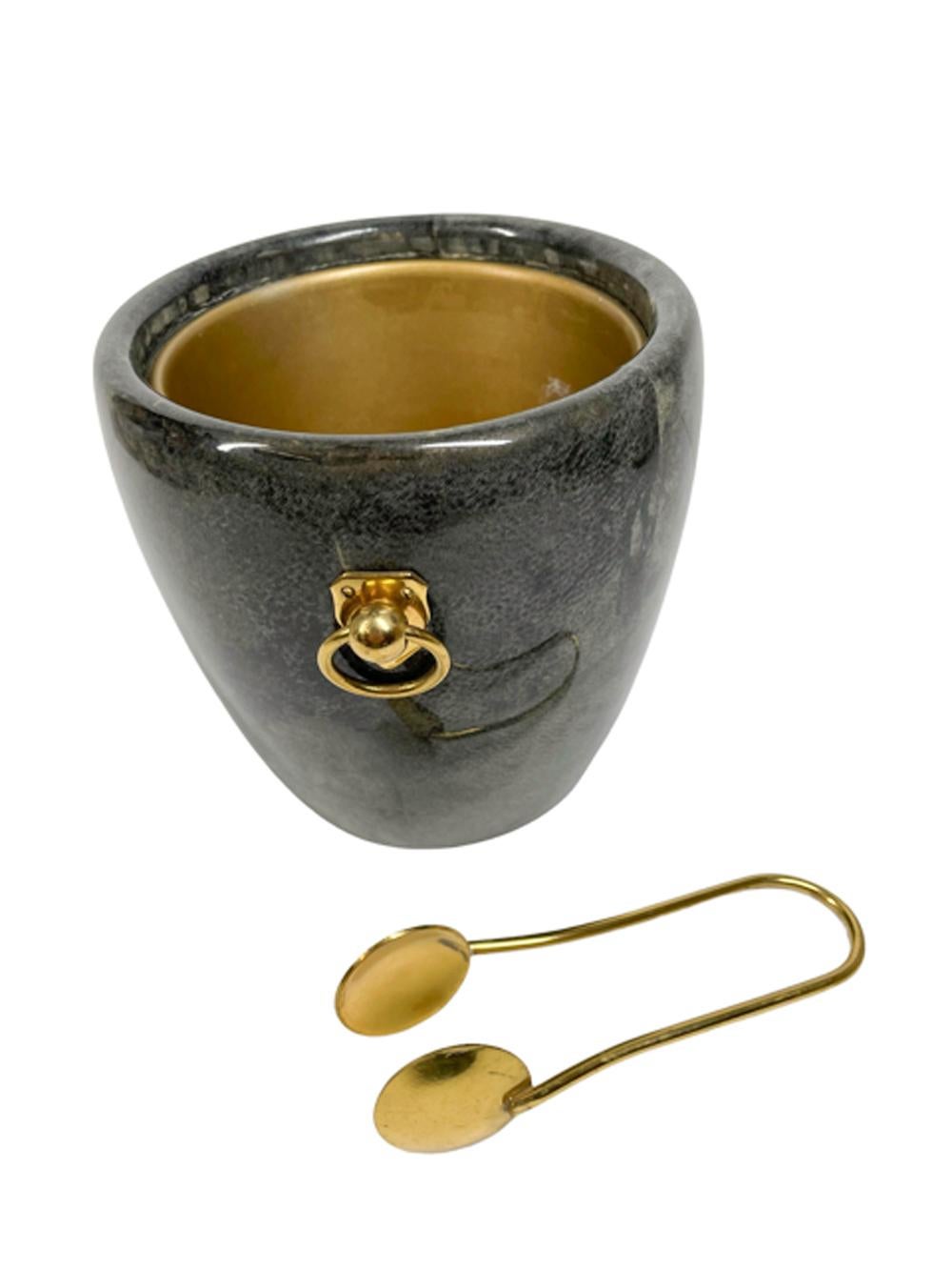 Laqué Seau à glace du milieu du siècle en parchemin laqué Aldo Tura avec poignées et pinces en anneau doré en vente