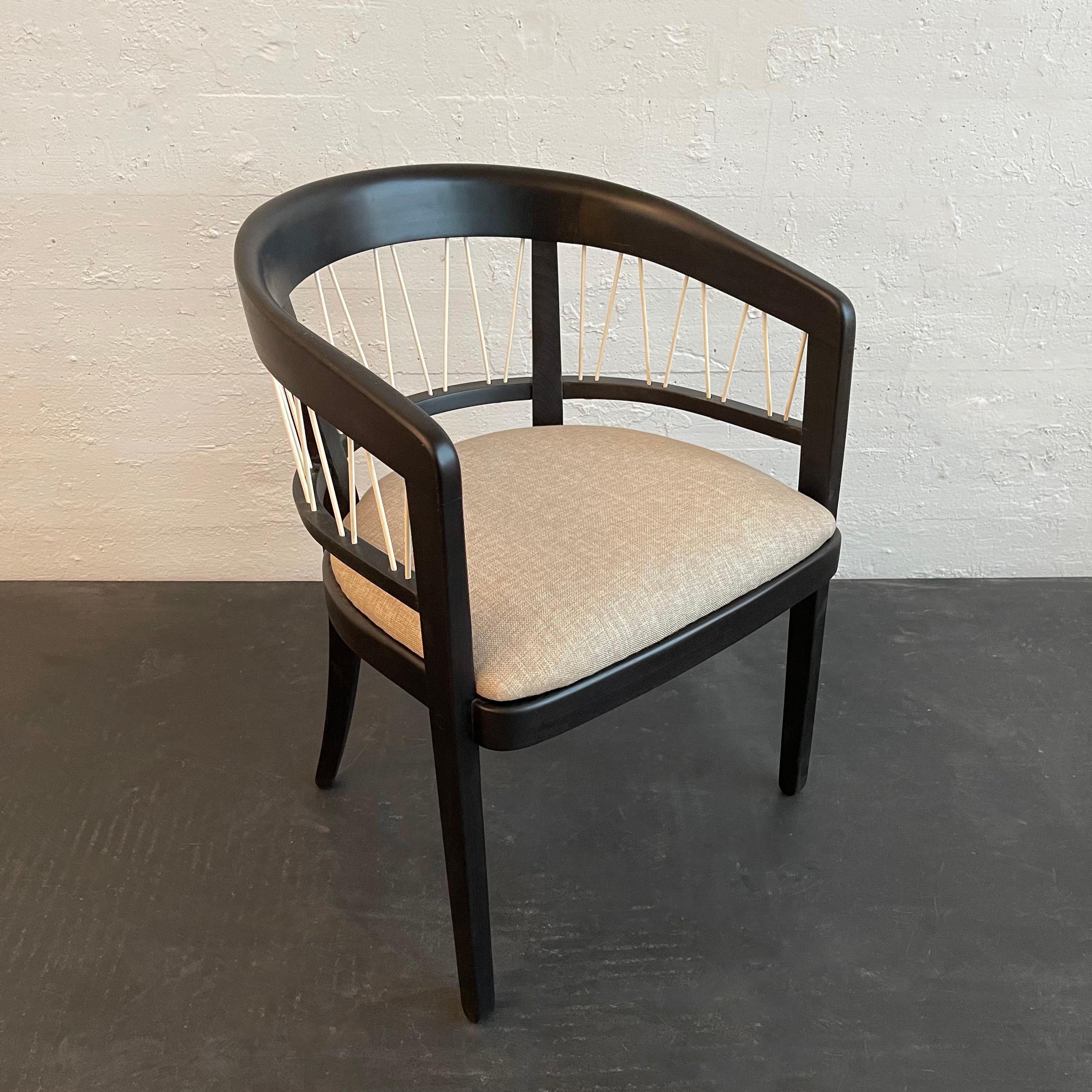 Sedia a botte di metà secolo disegnata da Edward Wormley per Drexel, la collezione Precedent presenta una struttura in noce laccata nera con corde bianche che si intrecciano allo schienale come un'innovativa rivisitazione dei fusi. La seduta è stata