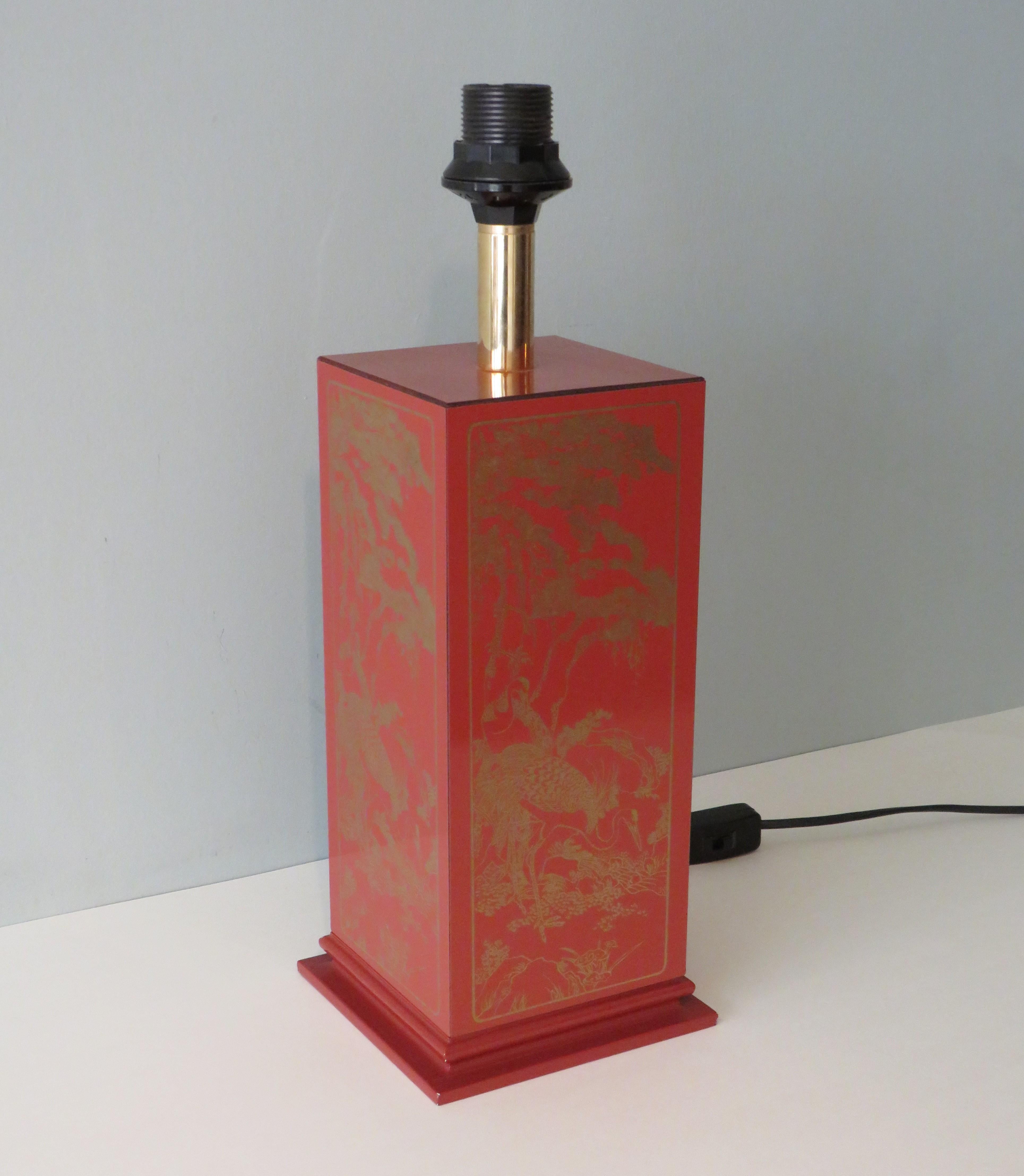 Base de lámpara de madera lacada de mediados de siglo con motivo oriental, Francia 1960-1970 Lacado en venta