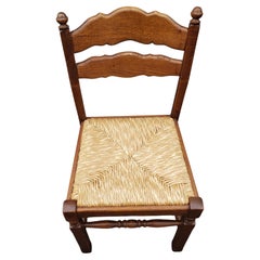 Milieu du siècle   Chaise d'appoint en chêne à dossier en échelle avec assise en jonc plus récente