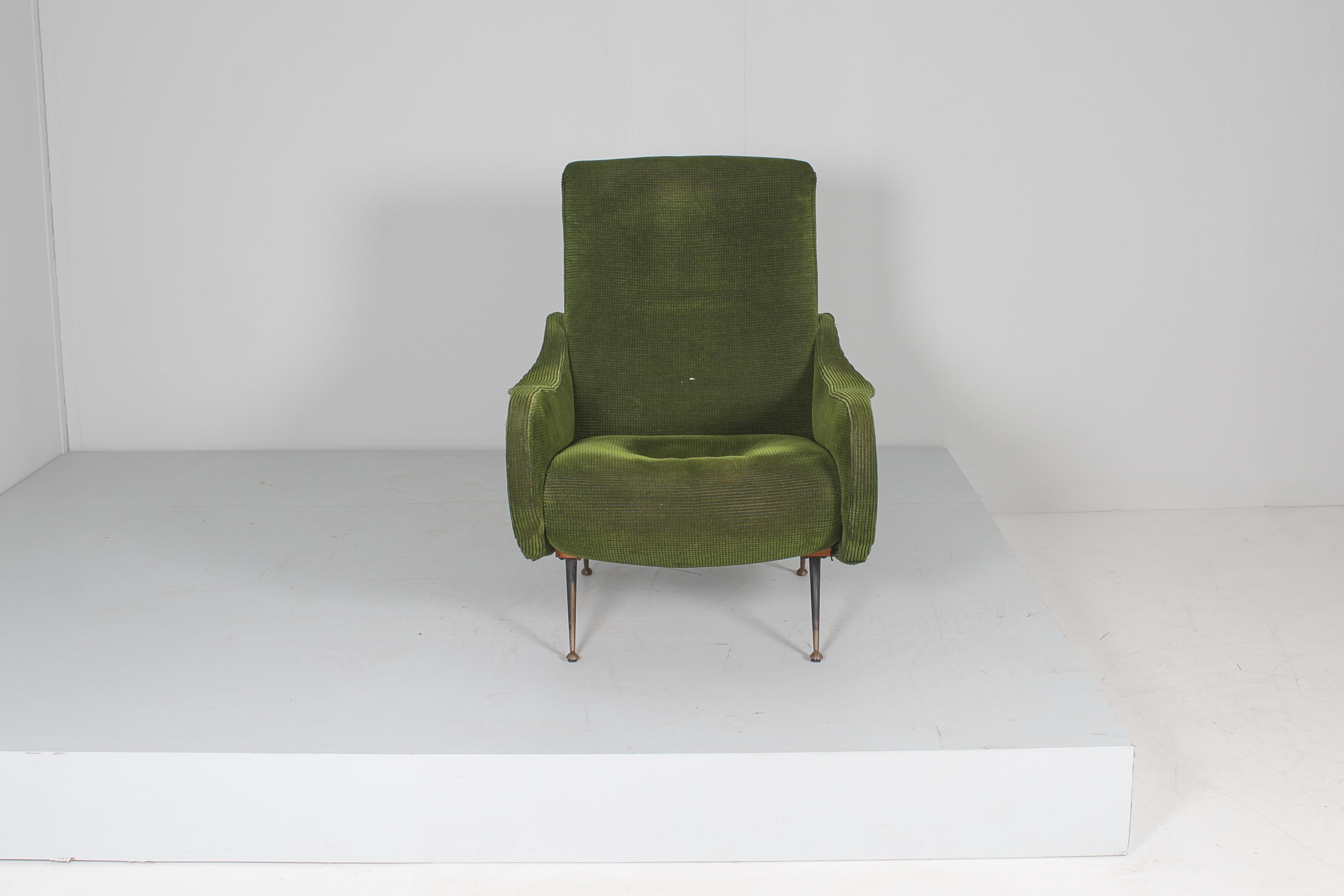 Très beau fauteuil avec structure en bois recouverte de velours vert, avec pieds en métal foncé et embouts en laiton. Production italienne dans le style du modèle 