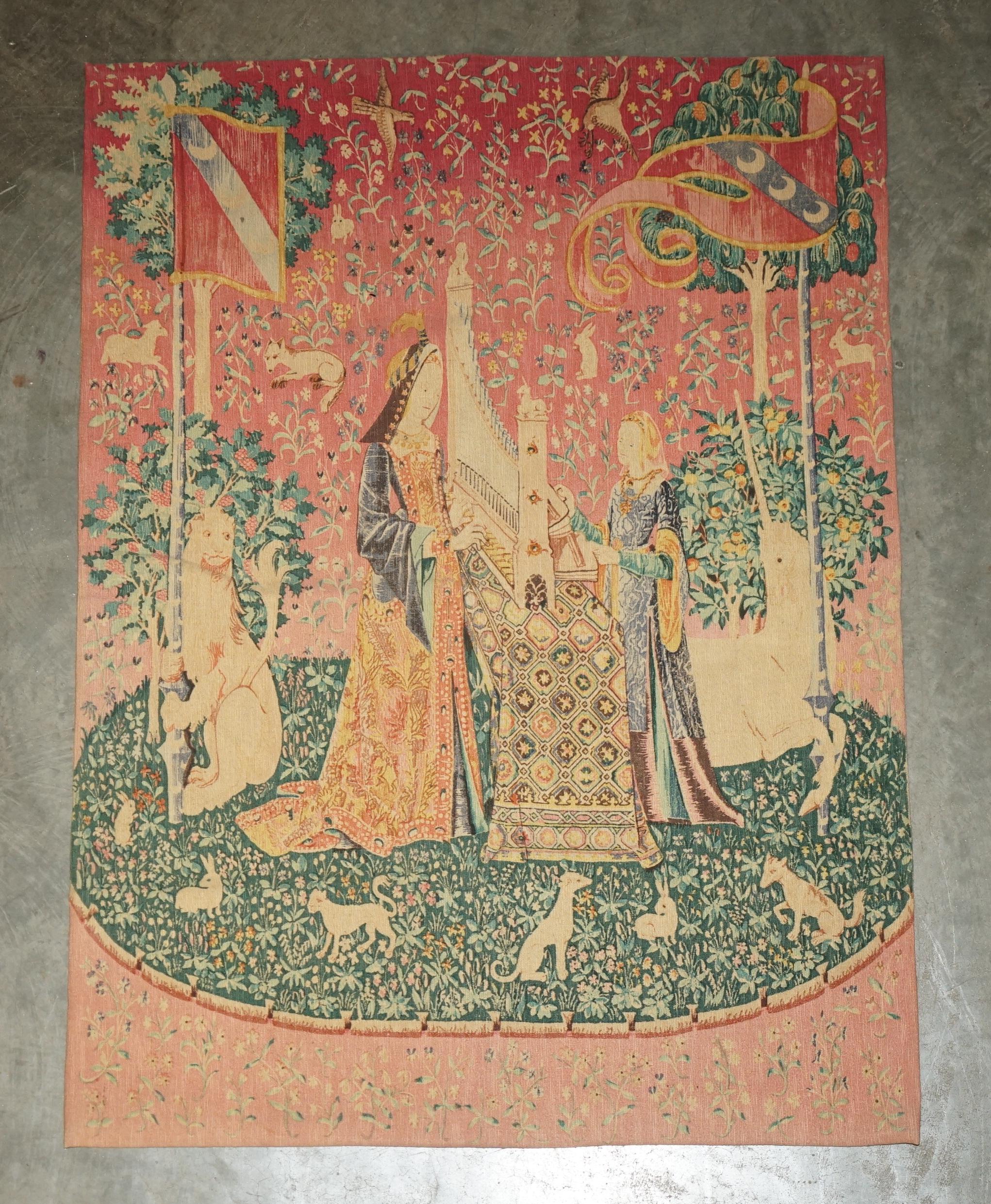 Royal House Antiques

The House Antiques a le plaisir d'offrir à la vente cette ancienne tapisserie Lady & The Unicorn, réalisée à Paris au milieu du siècle dernier, avec une ancienne étiquette française à l'arrière. 

Une très belle tapisserie bien