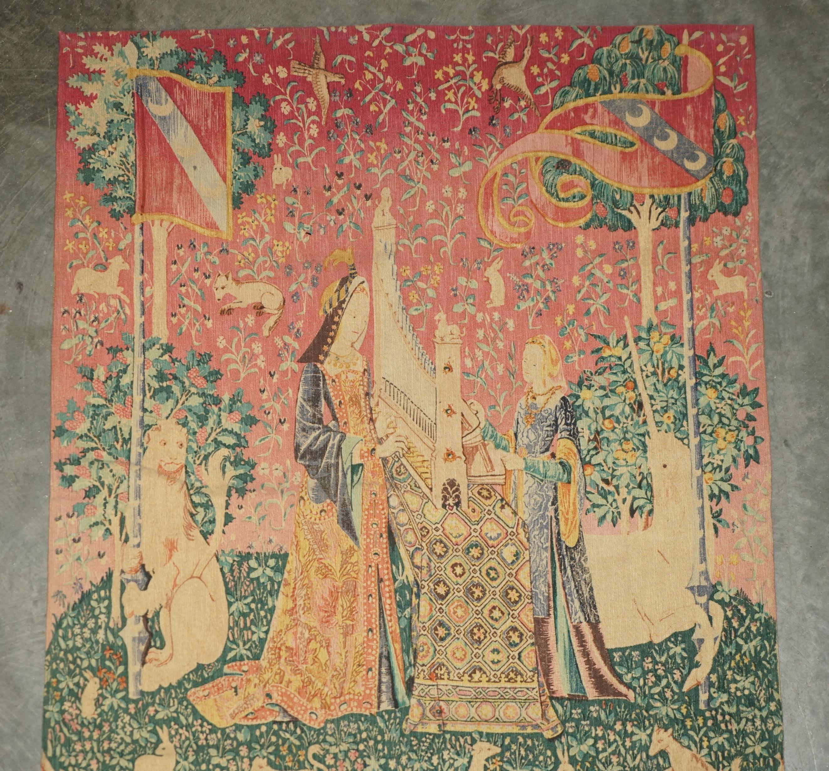 Mid-Century Modern TAPIS DE LADY & UNICORN DU MID SIÈCLE FABRIQUÉ À PARIS AVEC L'ÉTIQUETTE DE L'ANCIENNE FRANÇAISE AU COUVERT en vente