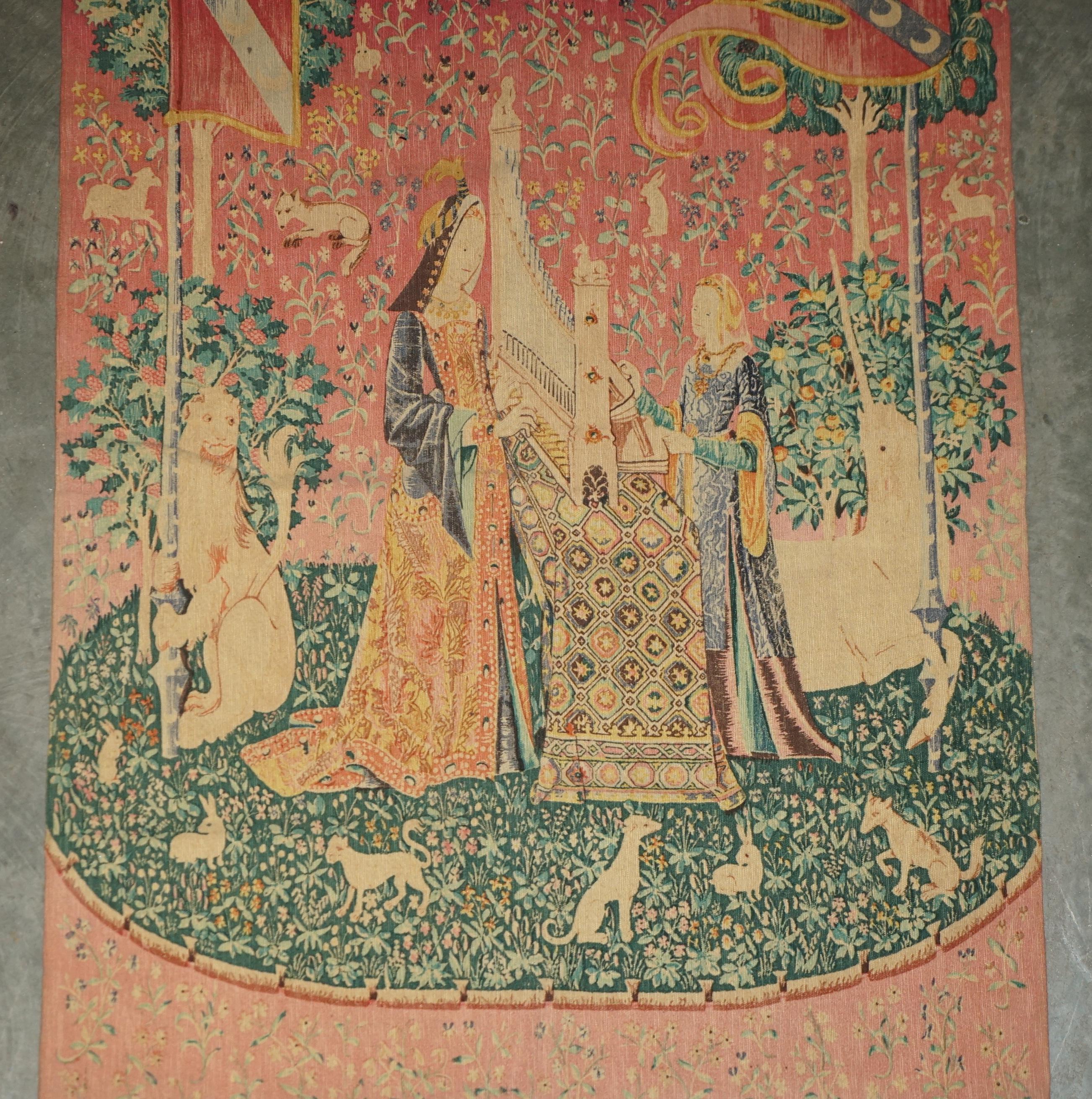 Français TAPIS DE LADY & UNICORN DU MID SIÈCLE FABRIQUÉ À PARIS AVEC L'ÉTIQUETTE DE L'ANCIENNE FRANÇAISE AU COUVERT en vente