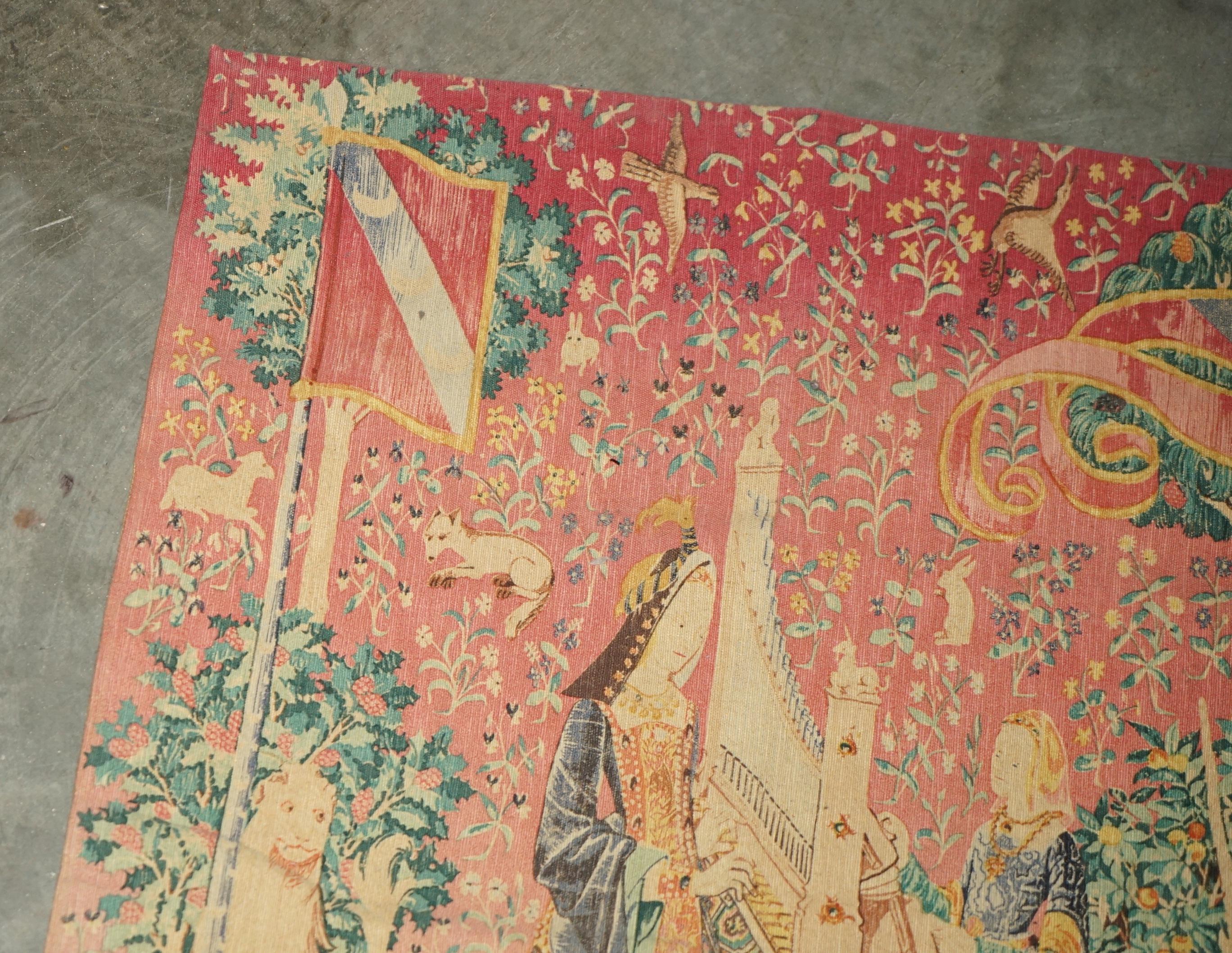 Fait main TAPIS DE LADY & UNICORN DU MID SIÈCLE FABRIQUÉ À PARIS AVEC L'ÉTIQUETTE DE L'ANCIENNE FRANÇAISE AU COUVERT en vente