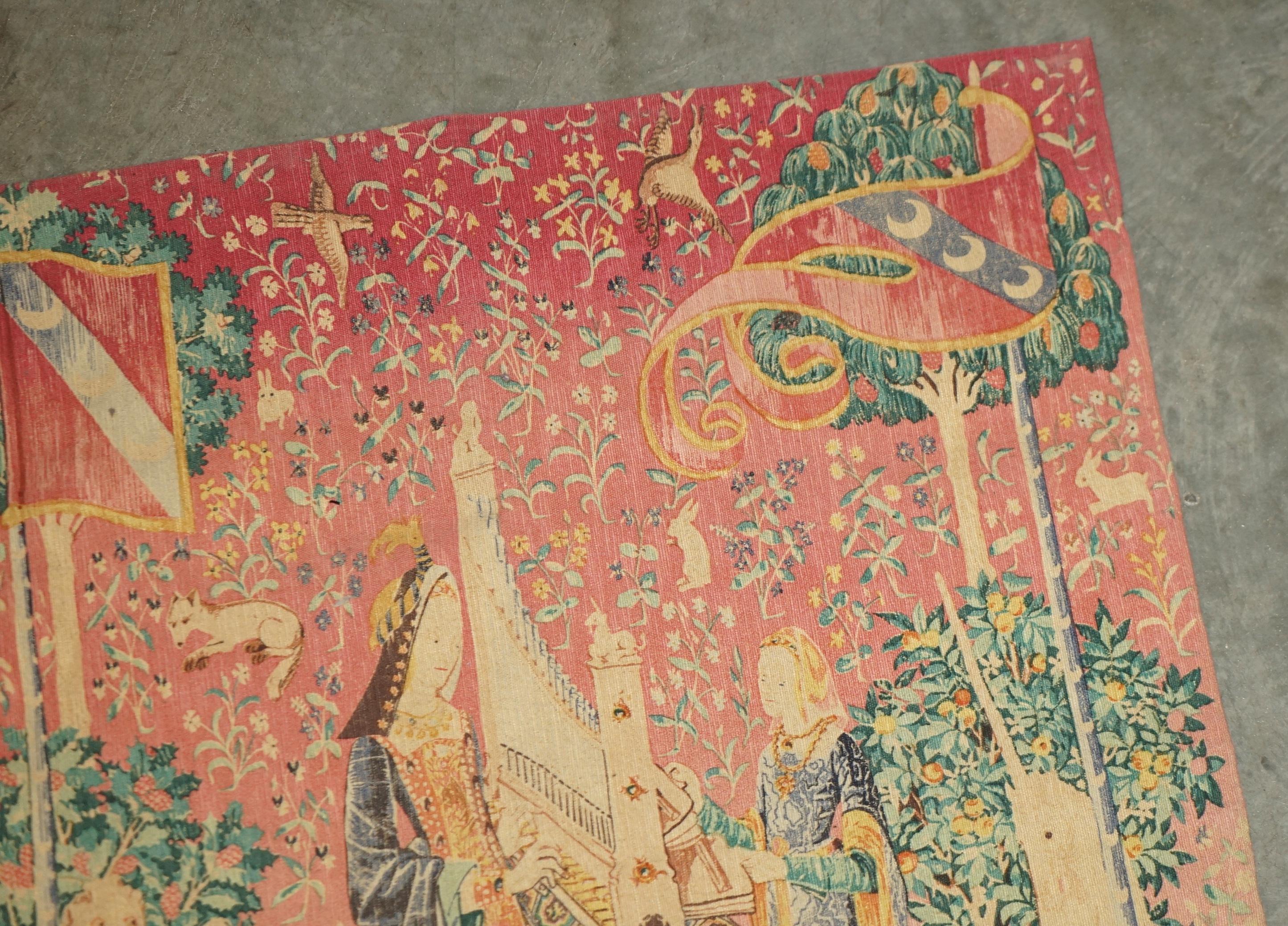 TAPIS DE LADY & UNICORN DU MID SIÈCLE FABRIQUÉ À PARIS AVEC L'ÉTIQUETTE DE L'ANCIENNE FRANÇAISE AU COUVERT Bon état - En vente à West Sussex, Pulborough