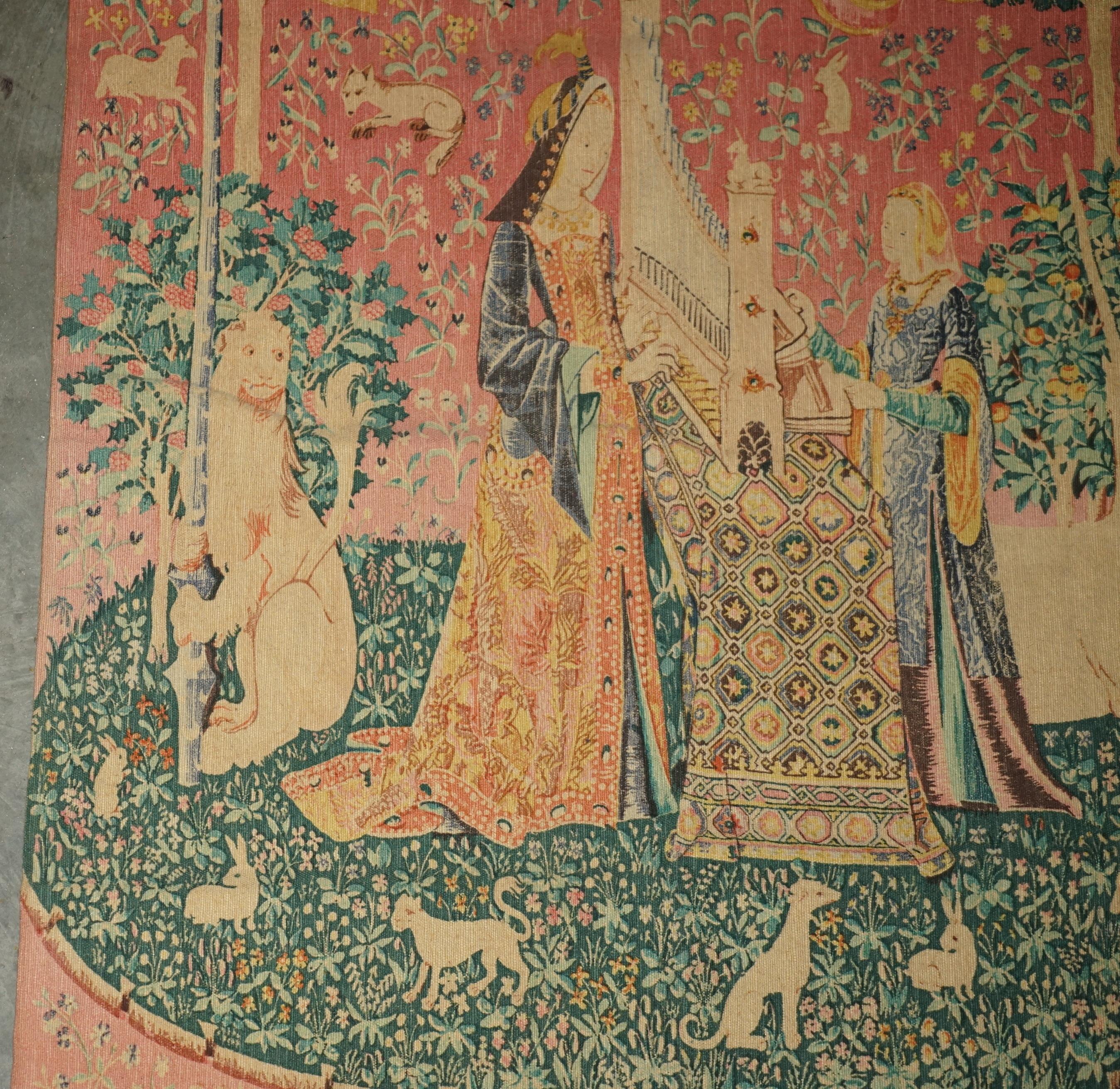 Milieu du XXe siècle TAPIS DE LADY & UNICORN DU MID SIÈCLE FABRIQUÉ À PARIS AVEC L'ÉTIQUETTE DE L'ANCIENNE FRANÇAISE AU COUVERT en vente