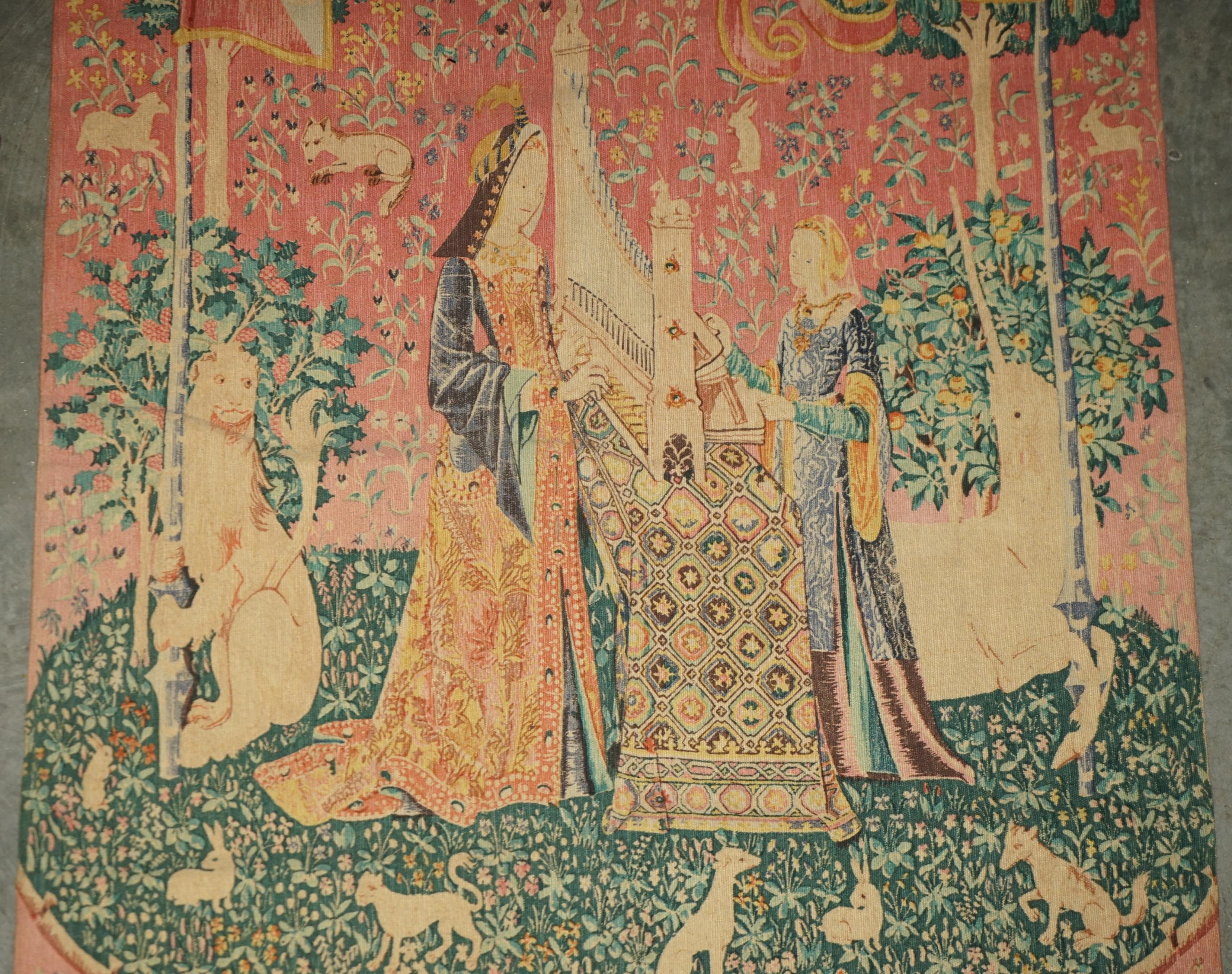 Coton TAPIS DE LADY & UNICORN DU MID SIÈCLE FABRIQUÉ À PARIS AVEC L'ÉTIQUETTE DE L'ANCIENNE FRANÇAISE AU COUVERT en vente