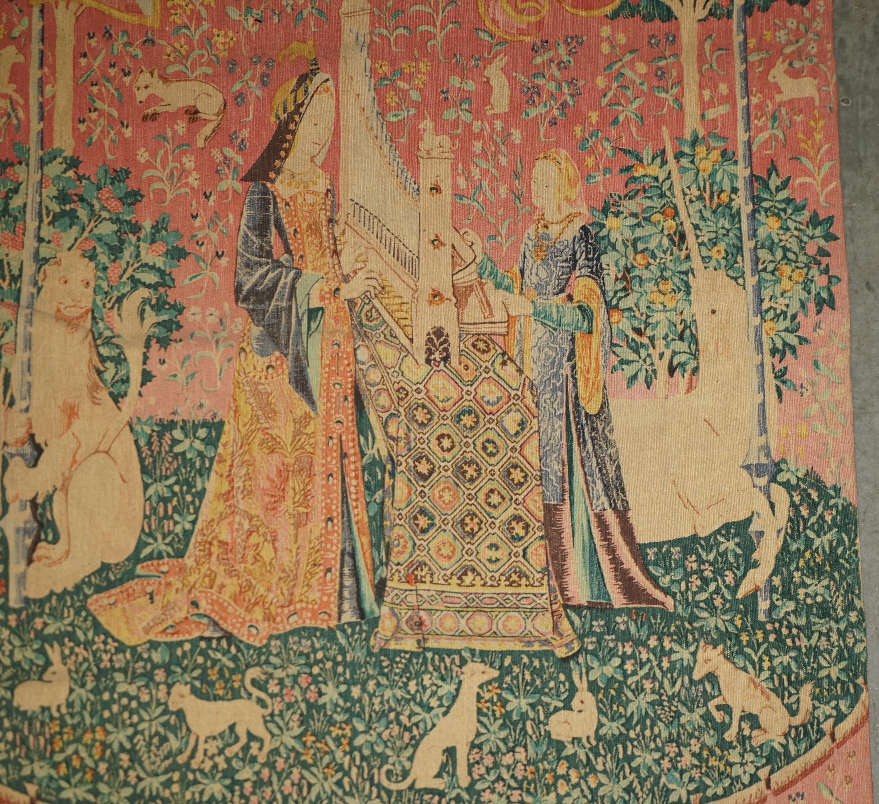 TAPIS DE LADY & UNICORN DU MID SIÈCLE FABRIQUÉ À PARIS AVEC L'ÉTIQUETTE DE L'ANCIENNE FRANÇAISE AU COUVERT en vente 1