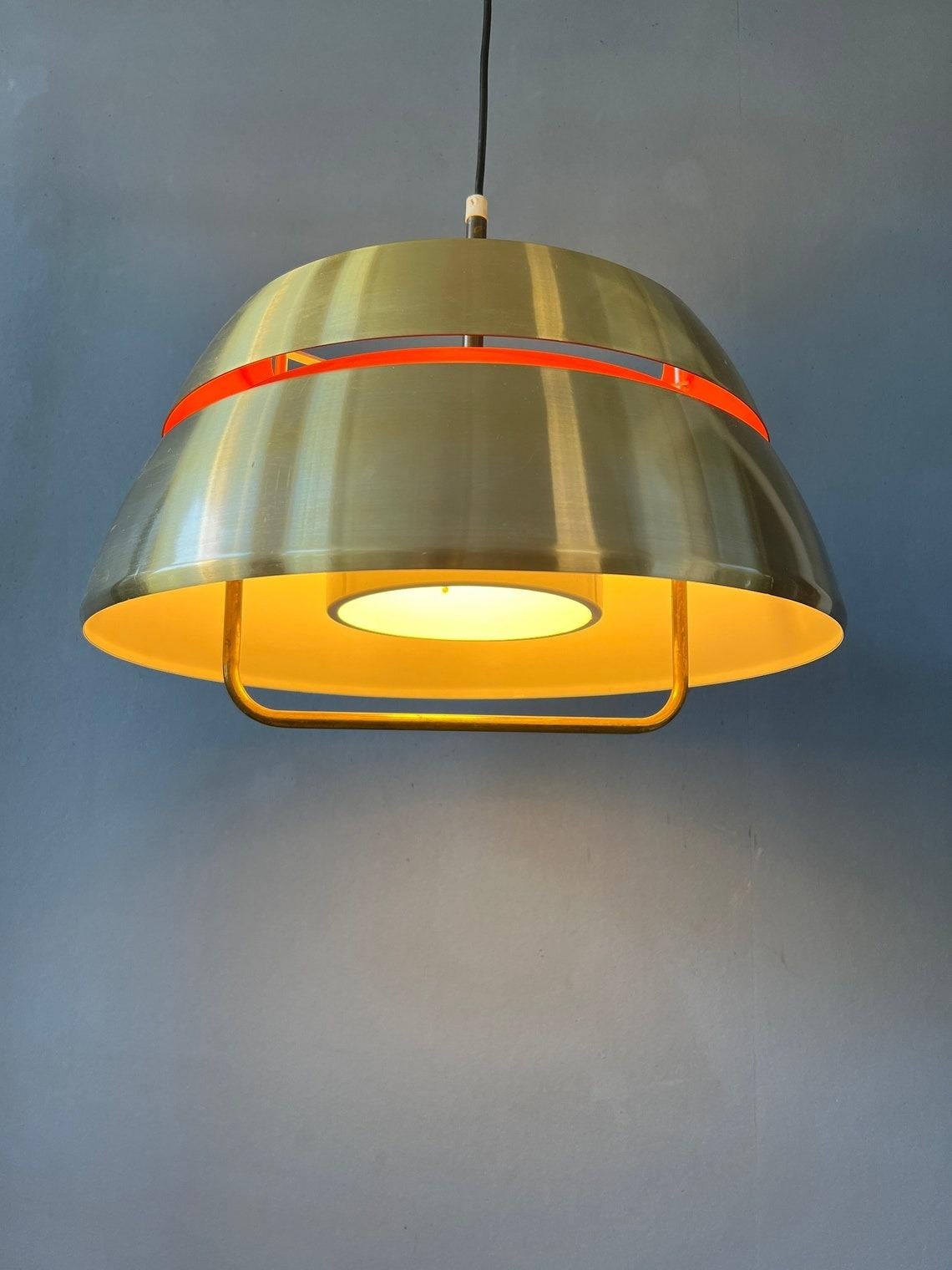 Lampe suspendue orange du milieu du siècle par Lakro Amstelveen. La lampe est fabriquée en acier et possède une laque orange à l'intérieur. La lampe nécessite une ampoule E27/26 (standard). N'hésitez pas à nous contacter si vous avez des