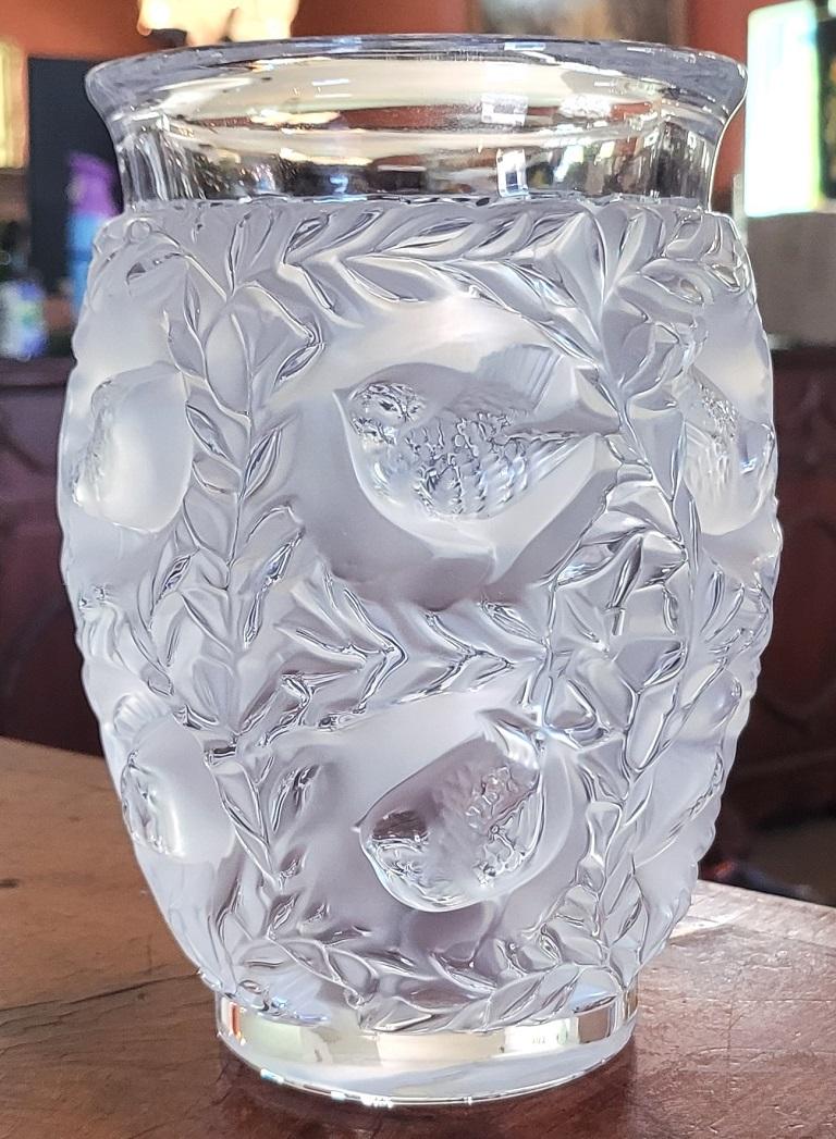 PRESENTE un BEAU Vase Bagatelle de Lalique du milieu du siècle avec sa boîte d'origine.

Fabriqué par la célèbre manufacture Lalique en France vers 1980.

La boîte d'origine porte l'étiquette du détaillant 