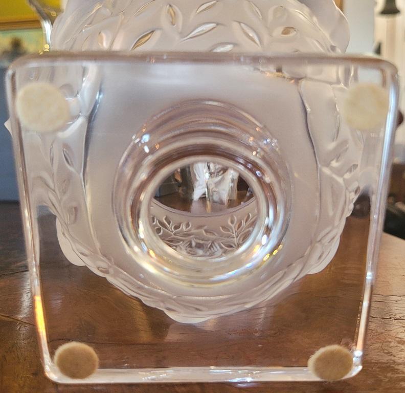 Vase Elizabeth de Lalique du milieu du siècle en vente 2