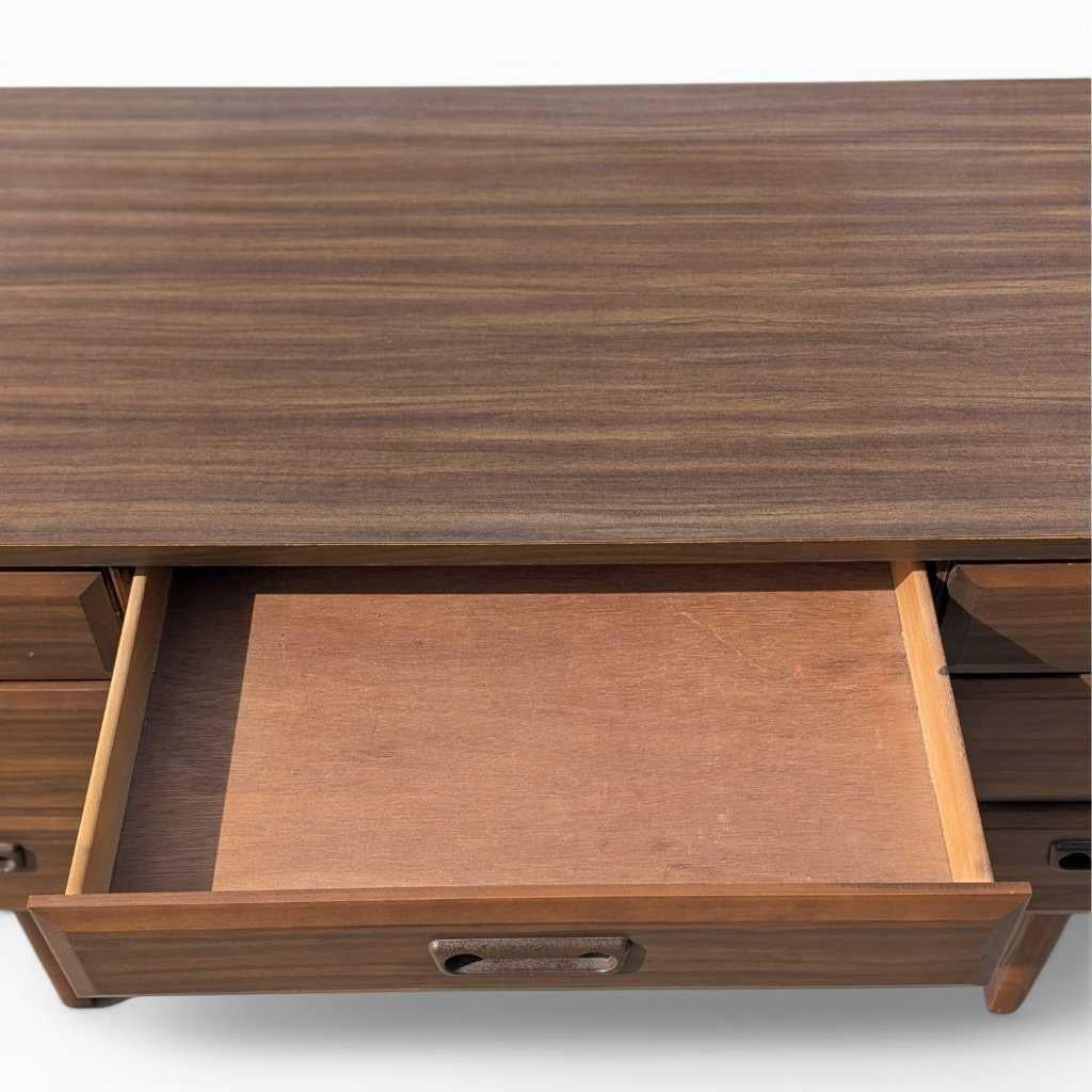 Escritorio con tapa de laminado de mediados de siglo, base de madera, EE.UU., c. 1960 en venta 3