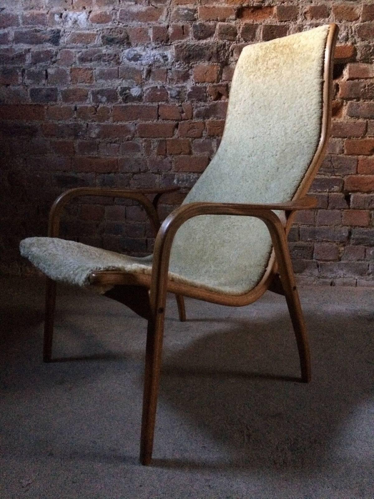 Midcentury design at its best, beautifully elegant lightweight 'Lamino' lounge chair designed by Yngve Ekström and produced by Swedese, Sweden in the 1960s featuring a teak frame and cream sheepskin upholstery.
 