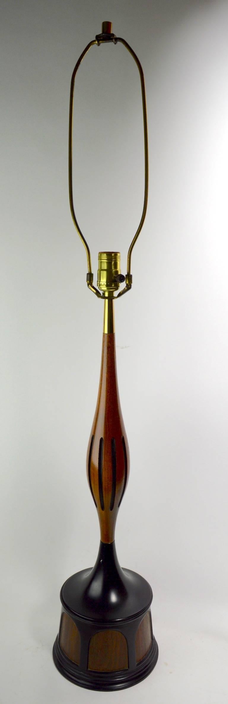 Table lamp attributed to Laurel with a solid wood teardrop form body on metal base with faux wood cathedral cut out base. Clean, working condition, shows very minor cosmetic wear, normal and consistent with age. Measure: Height to top of socket 26.5
