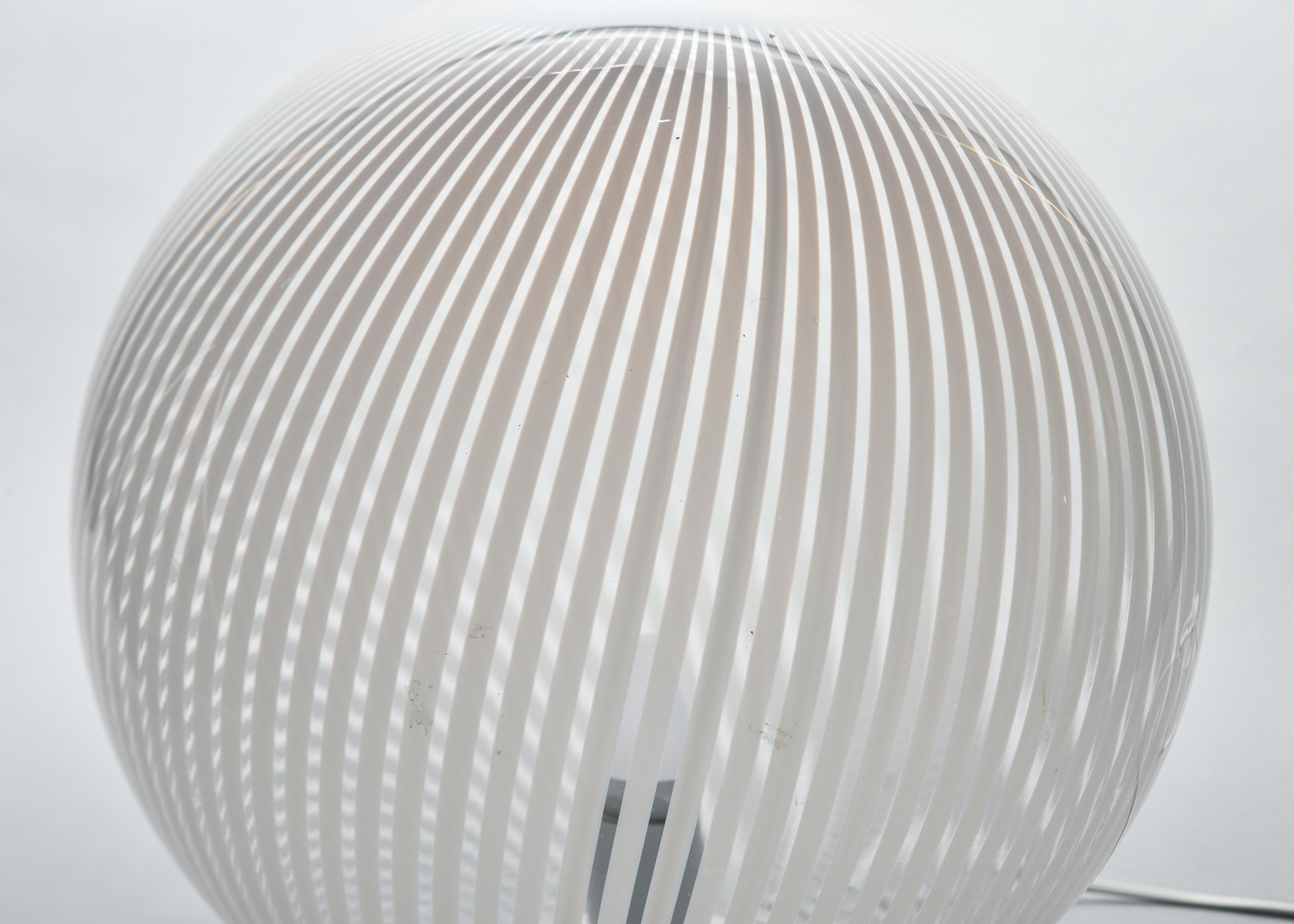 Mid Century Lampe mit extra großer Kugel aus weißem und klarem Murano Glas im Angebot 3