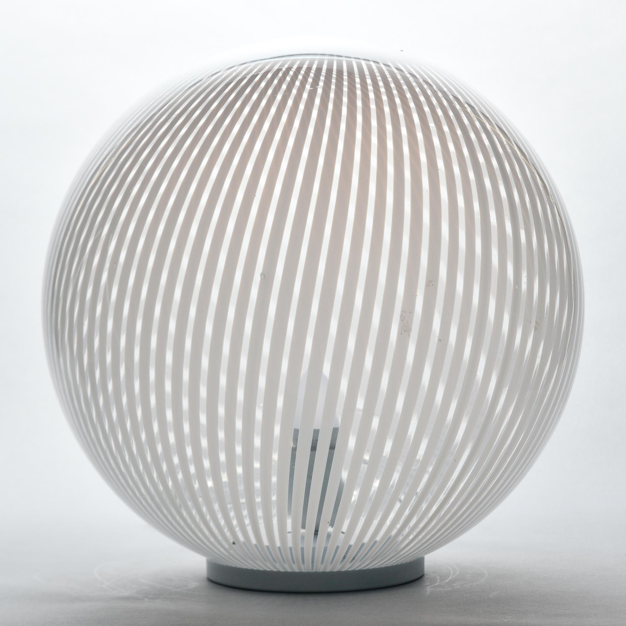 Trouvée en Italie, cette lampe de table datant de 1960 présente un grand globe en verre de Murano clair et blanc sur une base noire. Une prise interne de taille standard. Le câblage électrique a été mis à jour pour répondre aux normes américaines.