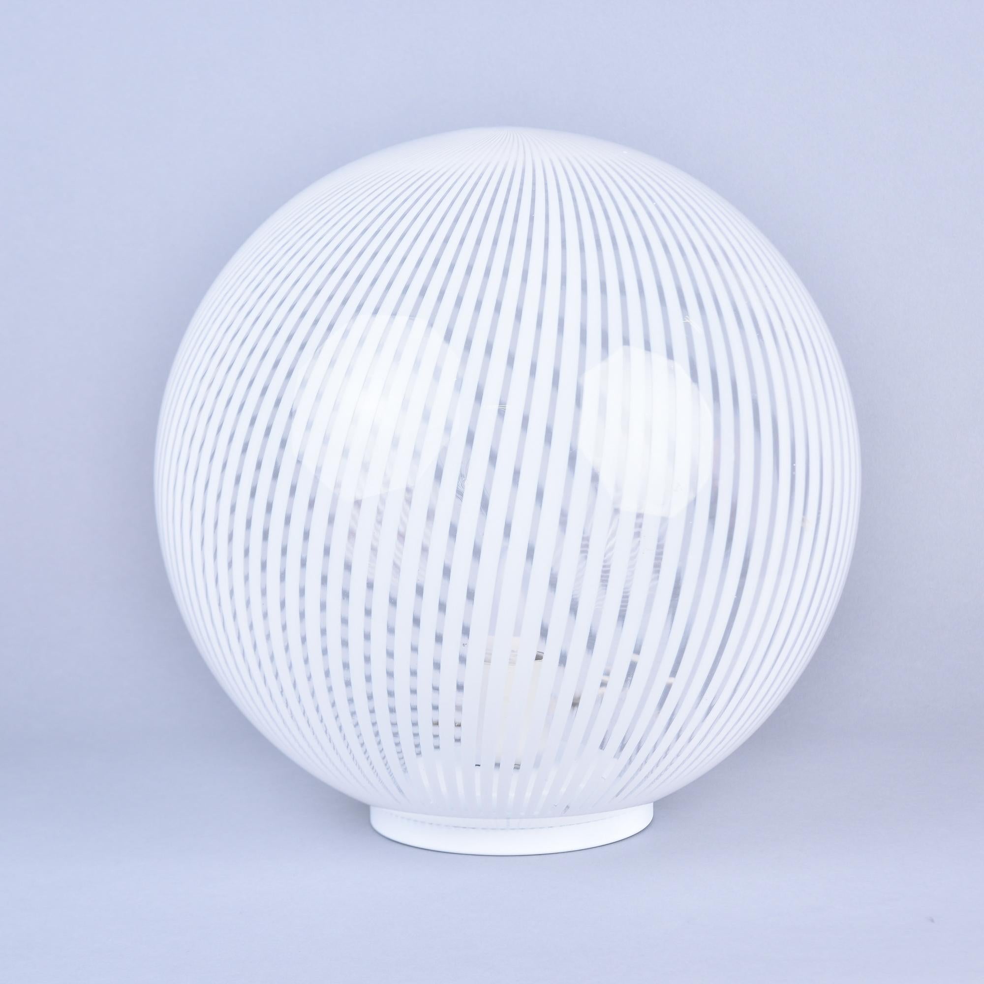Mid Century Lampe mit extra großer Kugel aus weißem und klarem Murano Glas (Moderne der Mitte des Jahrhunderts) im Angebot