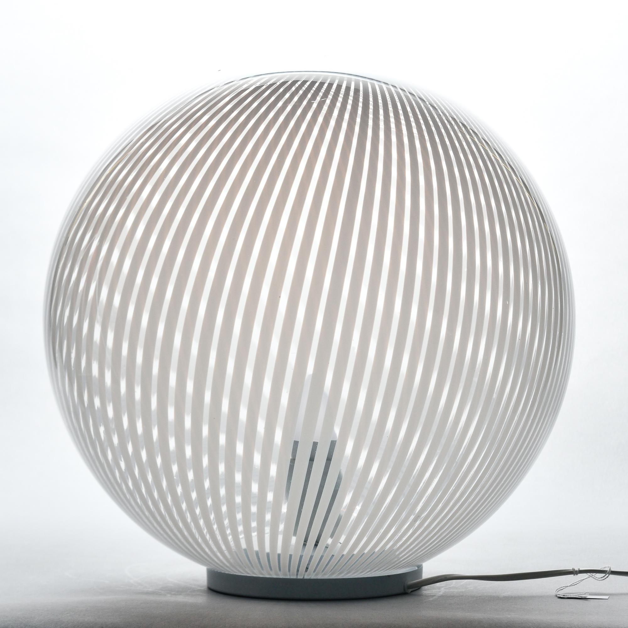 Mid Century Lampe mit extra großer Kugel aus weißem und klarem Murano Glas (Italienisch) im Angebot