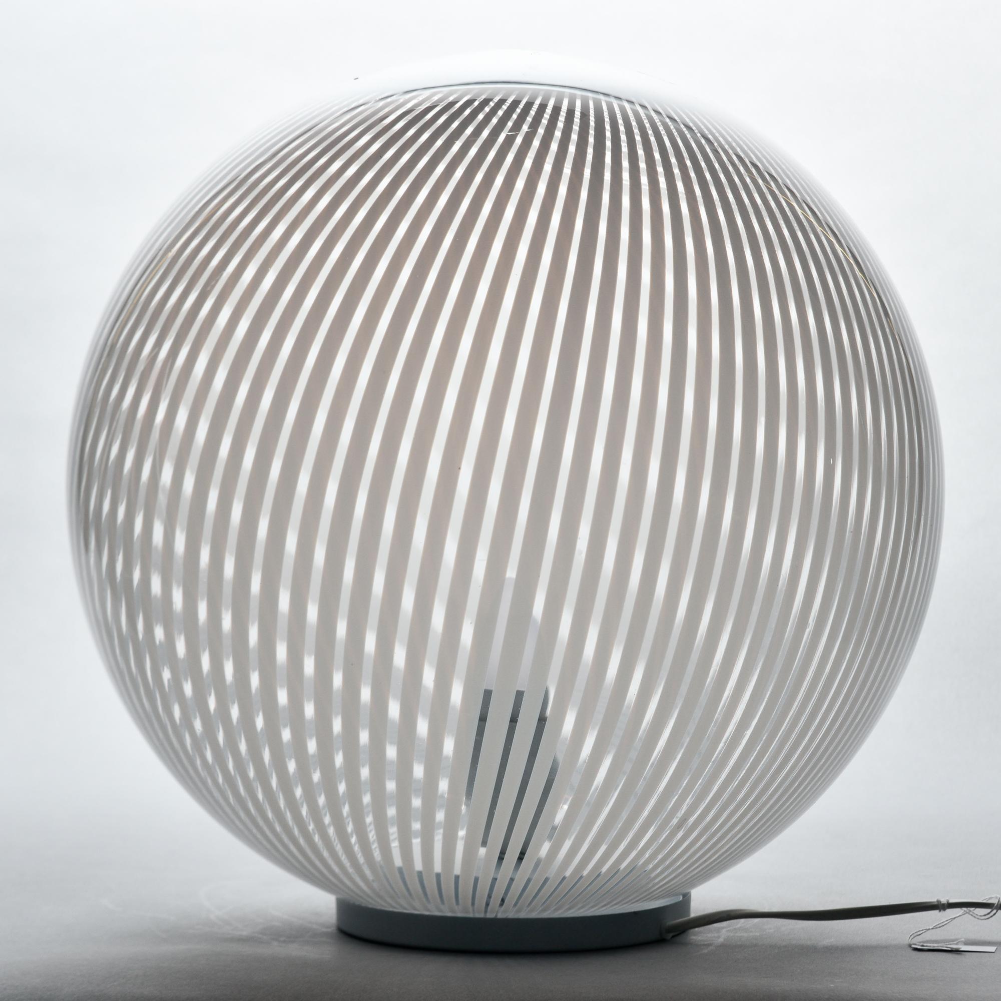 Lampe du milieu du siècle dernier avec extra large globe en verre de Murano blanc et transparent Bon état - En vente à Troy, MI