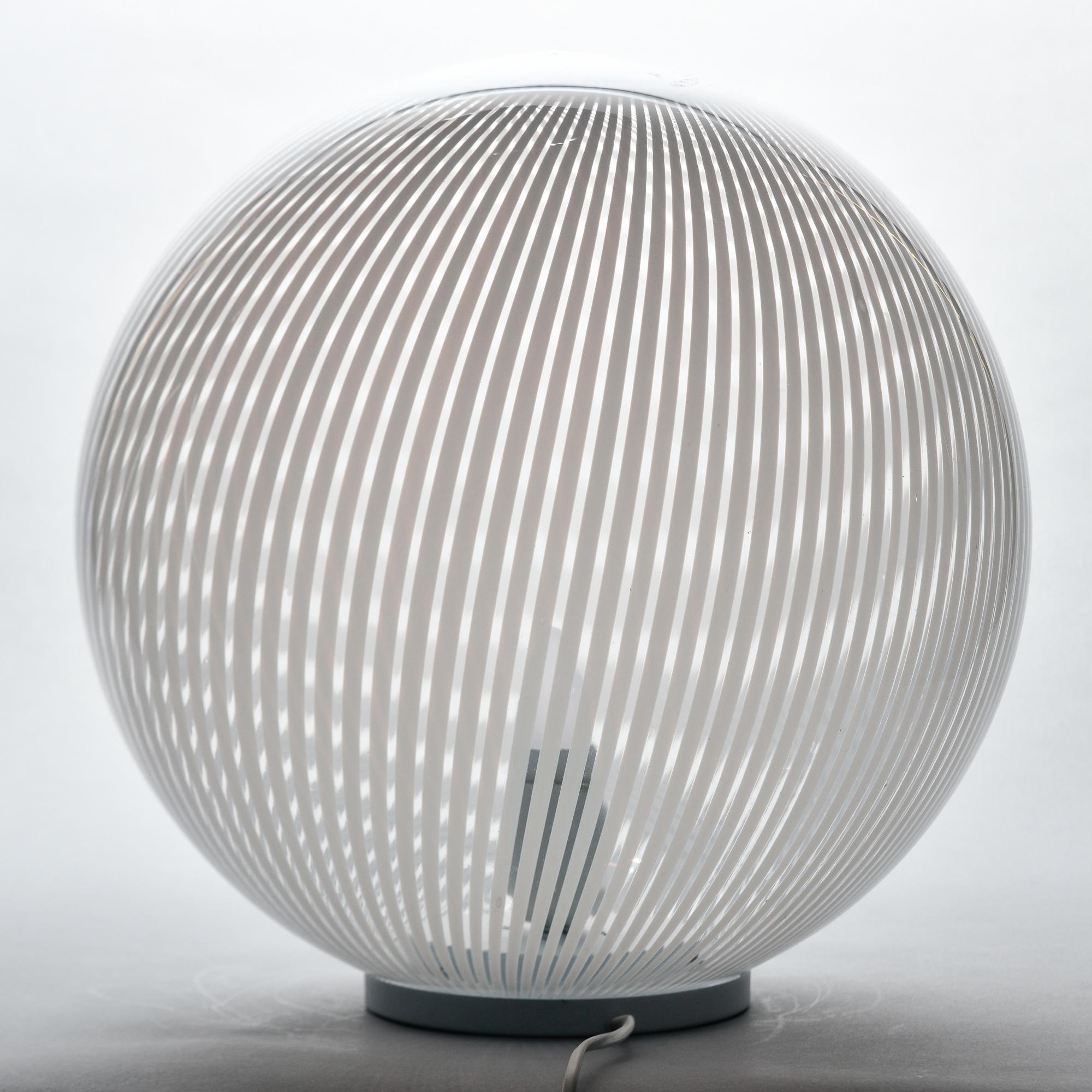 Mid Century Lampe mit extra großer Kugel aus weißem und klarem Murano Glas (20. Jahrhundert) im Angebot