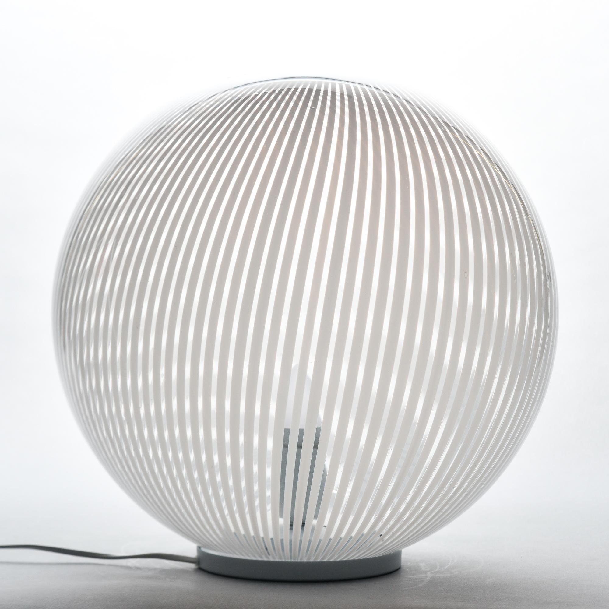 Mid Century Lampe mit extra großer Kugel aus weißem und klarem Murano Glas (Metall) im Angebot