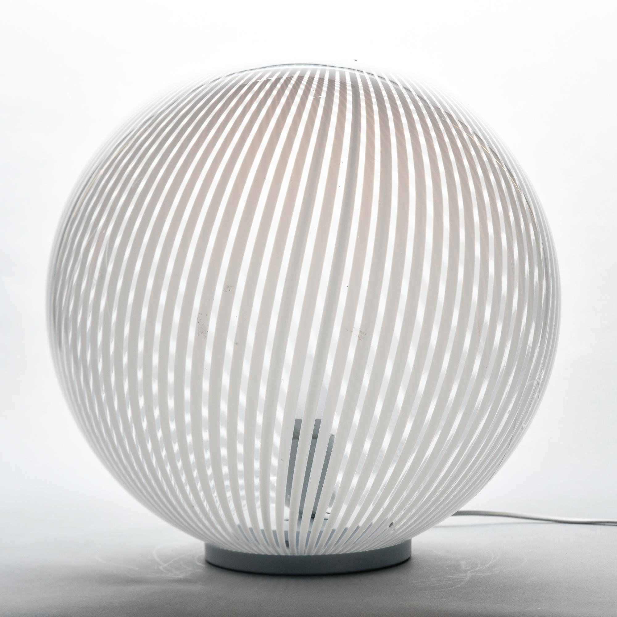 Mid Century Lampe mit extra großer Kugel aus weißem und klarem Murano Glas im Angebot 2