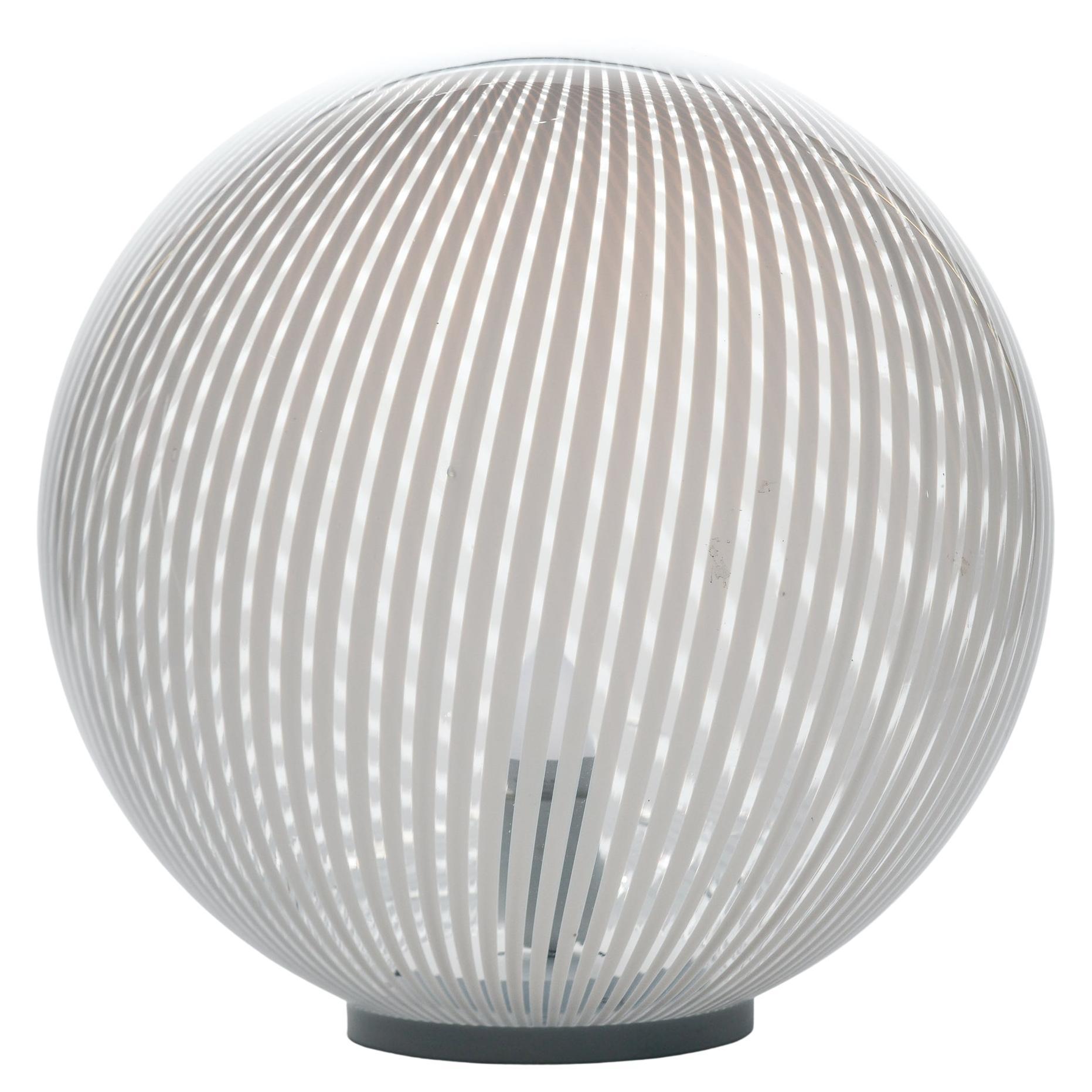 Mid Century Lampe mit extra großer Kugel aus weißem und klarem Murano Glas im Angebot