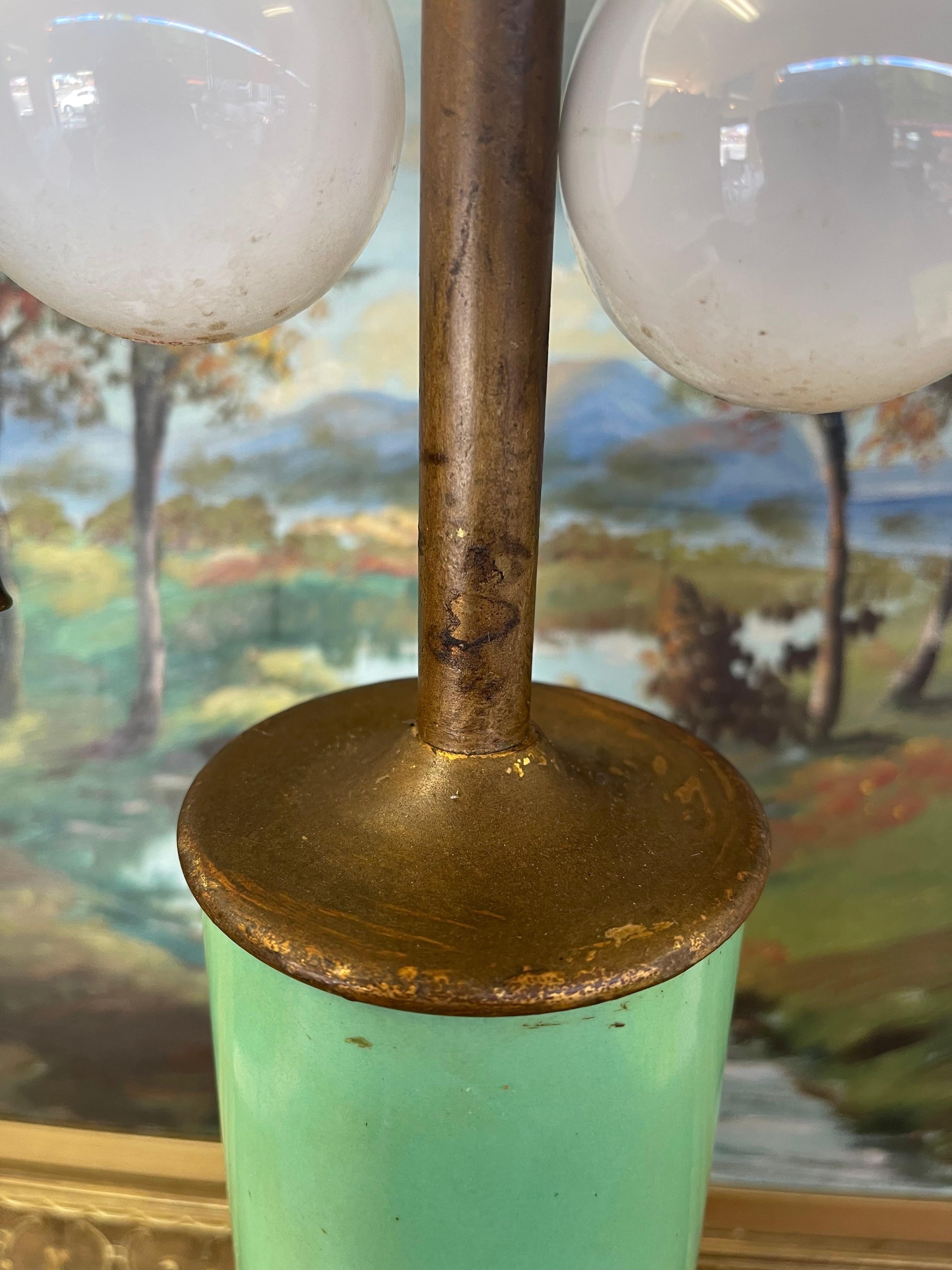 Lampe du milieu du siècle avec médaillon floral en vente 2