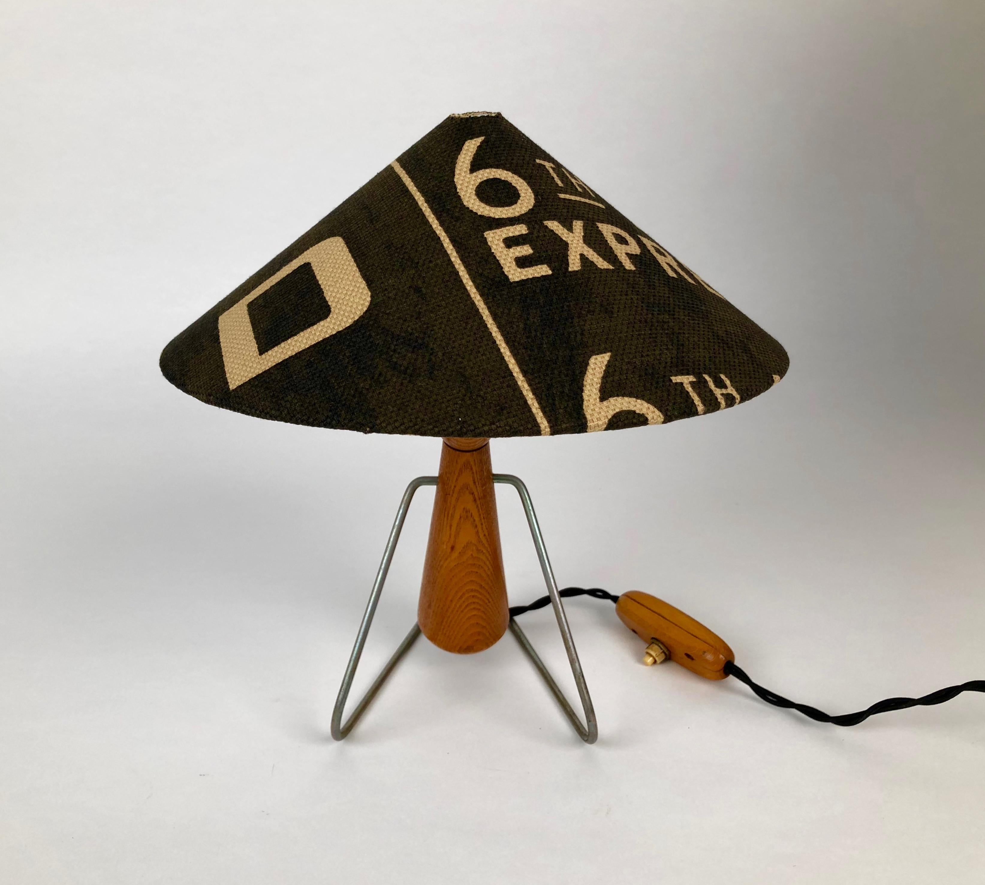 Playful midcentury table lamp, completely in wood including the switch.
The lamp has been rewired with cloth covered cable. The shade is new, in a Martin Andrew fabric.
Early 1950s, from Czechoslovakia.
