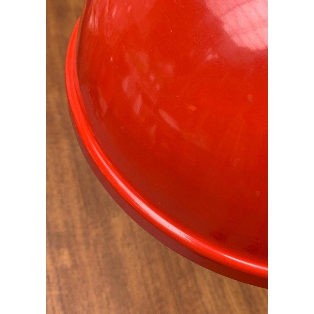 Elegante lámpara colgante del fabricante italiano Foscarini según un diseño de Archivio Storico de los años 60. Rojo aquí en el color raro.

Un diseño en forma de luces industriales clásicas. Su forma sencilla encaja en casi todos los ambientes. El