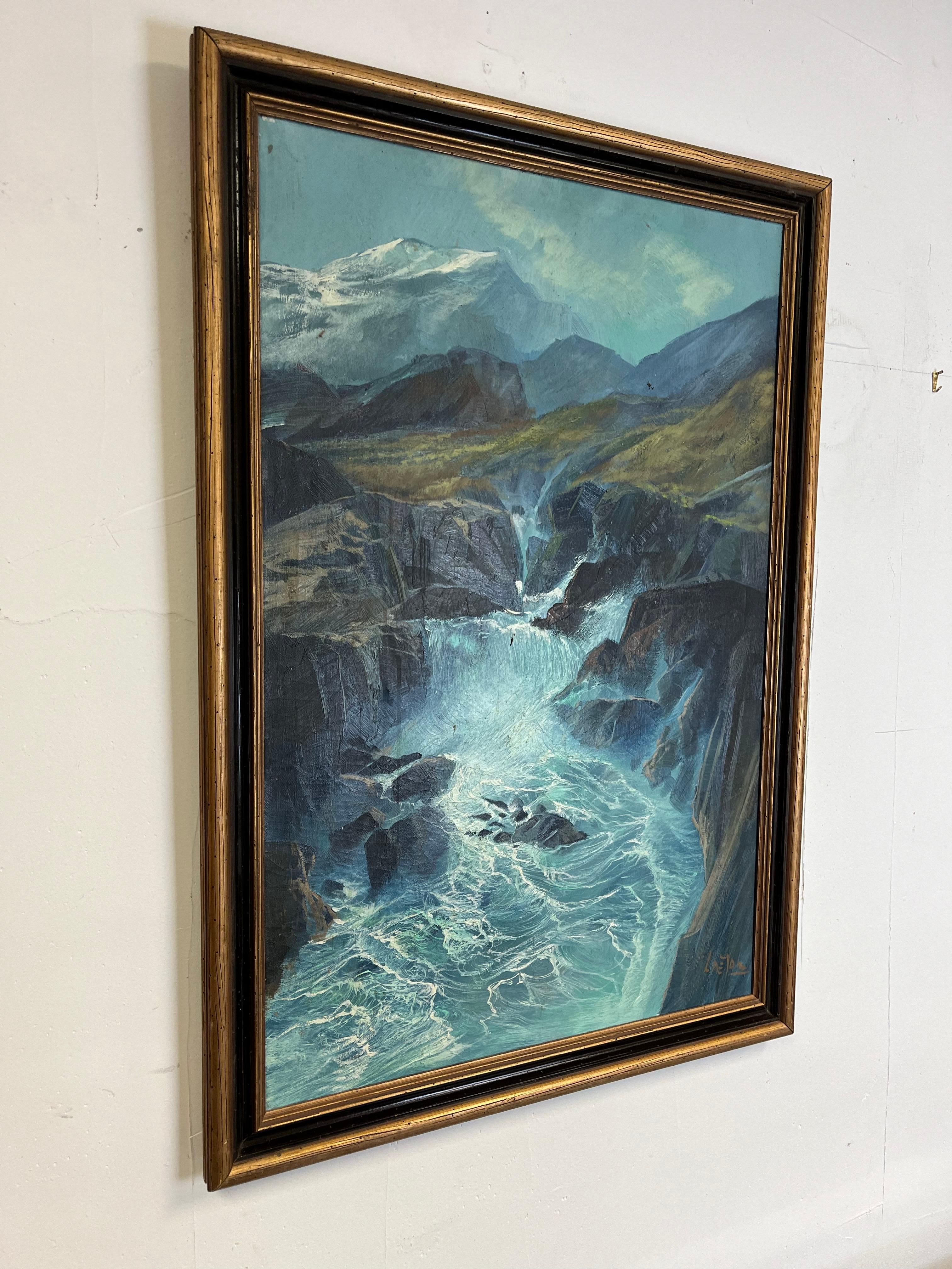 Schönes Gemälde aus der Mitte des Jahrhunderts mit einem Fluss, der durch die Berge fließt. Fabelhafte Farben, die die Schönheit der Natur in einer zeitgemäßen Komposition einfangen. Schön gerahmt in kontrastierendem Schwarz und Gold. Künstler