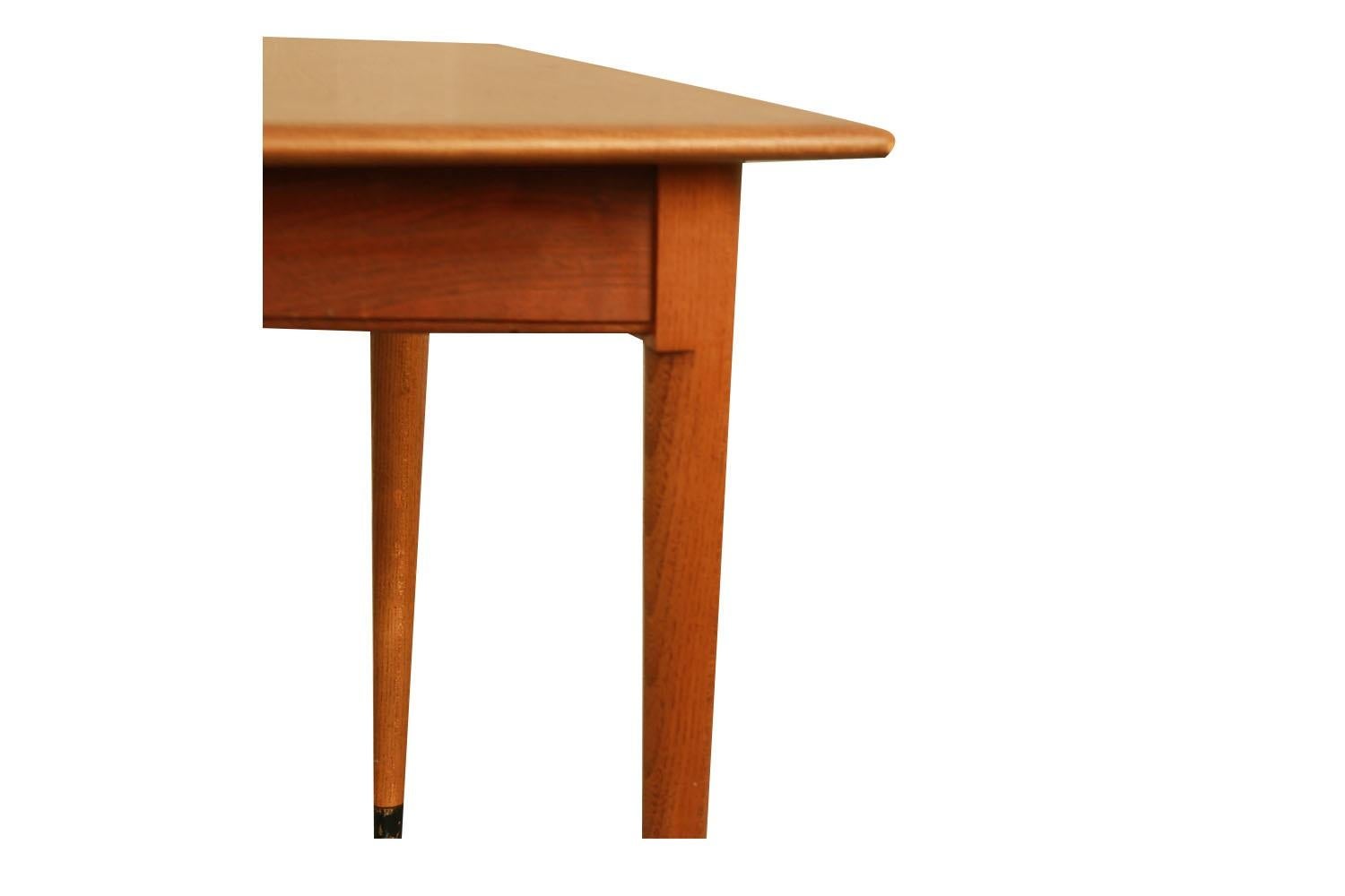 Mid-Century Lane Acclaim Dovetail Expandable Dining Table  In Good Condition For Sale In Baltimore, MD